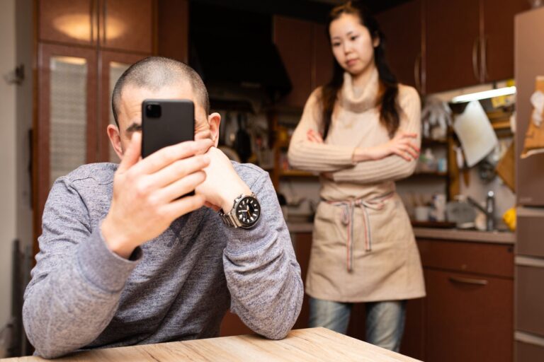 夫が「退屈な人」すぎる！夫婦時間よりスマホ時間が好き――そんな妻たちへ夫のタイプ別に「夫婦の時間を楽しむ」アドバイス