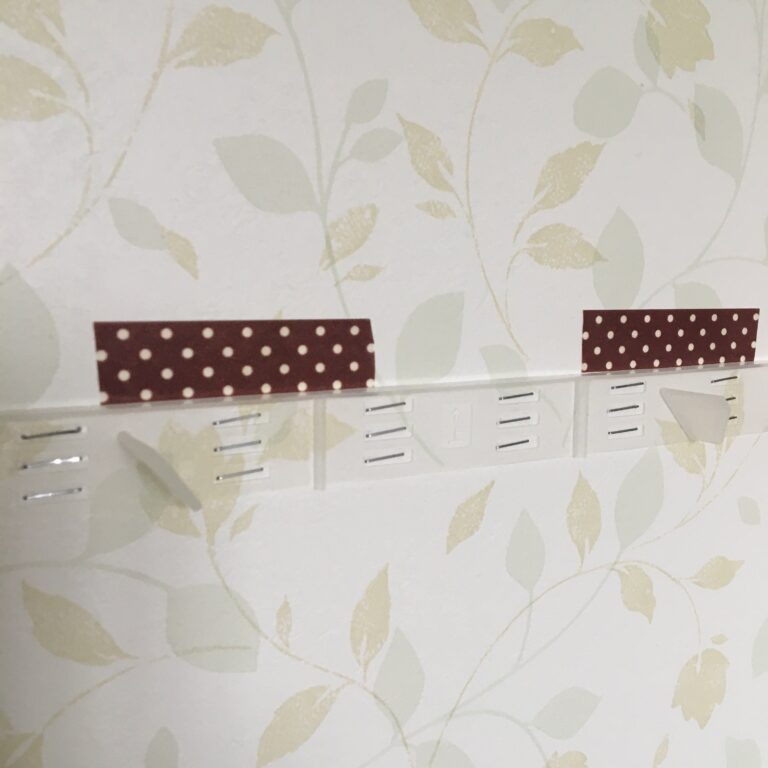 【楽天】取り付けカンタン！壁のキズが目立ちにくいコーナーラック