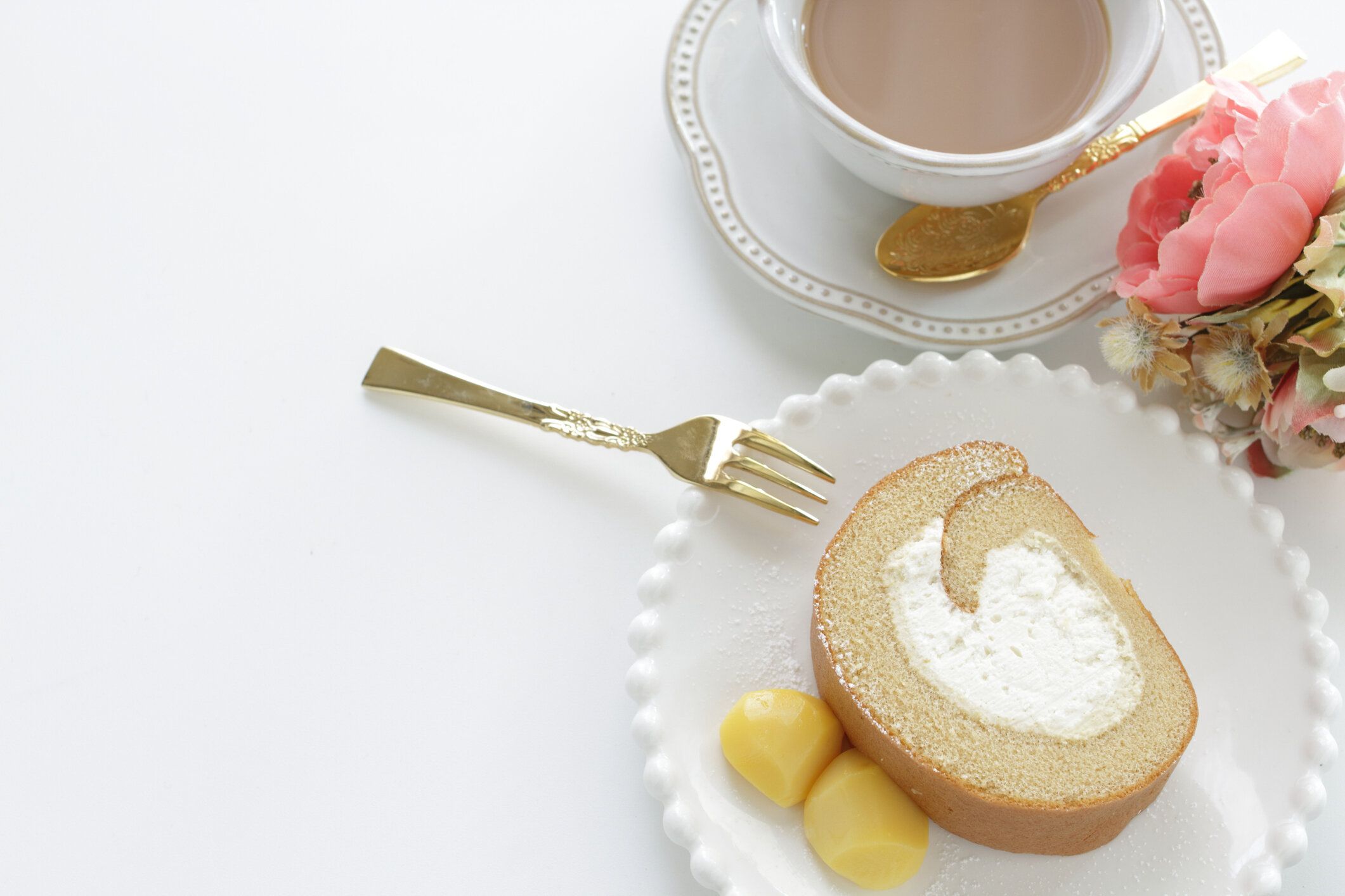 白い皿に栗を添えたスイスロールスライス