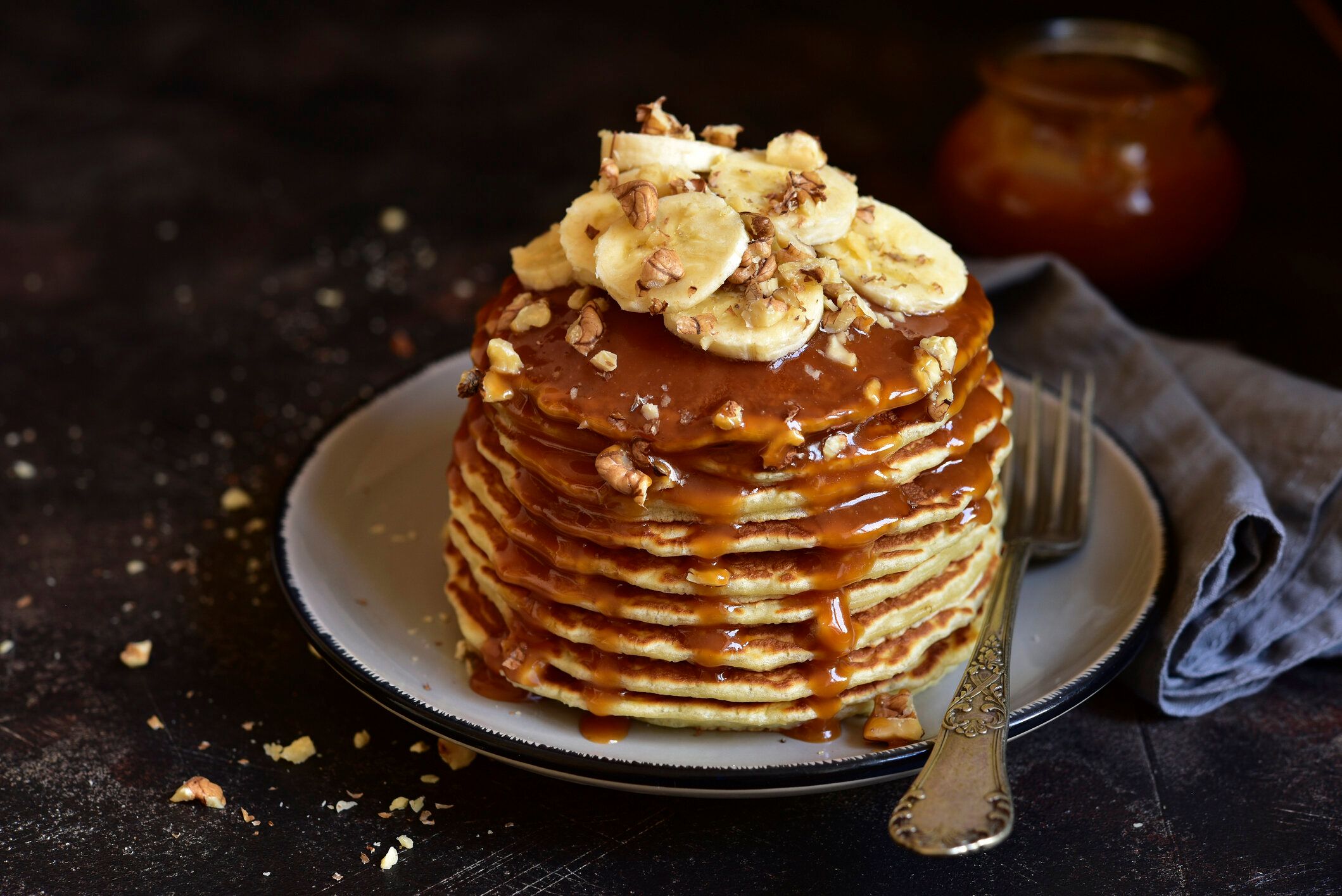 キャラメルソースとクルミの自家製おいしいバナナパンケーキ
