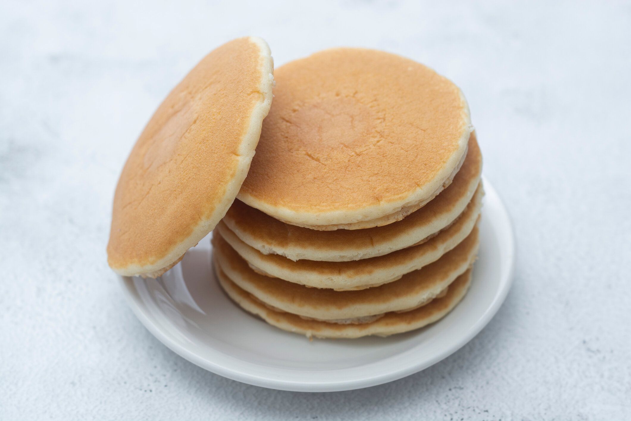 パンケーキの朝食やスナック、白い背景に隔離。