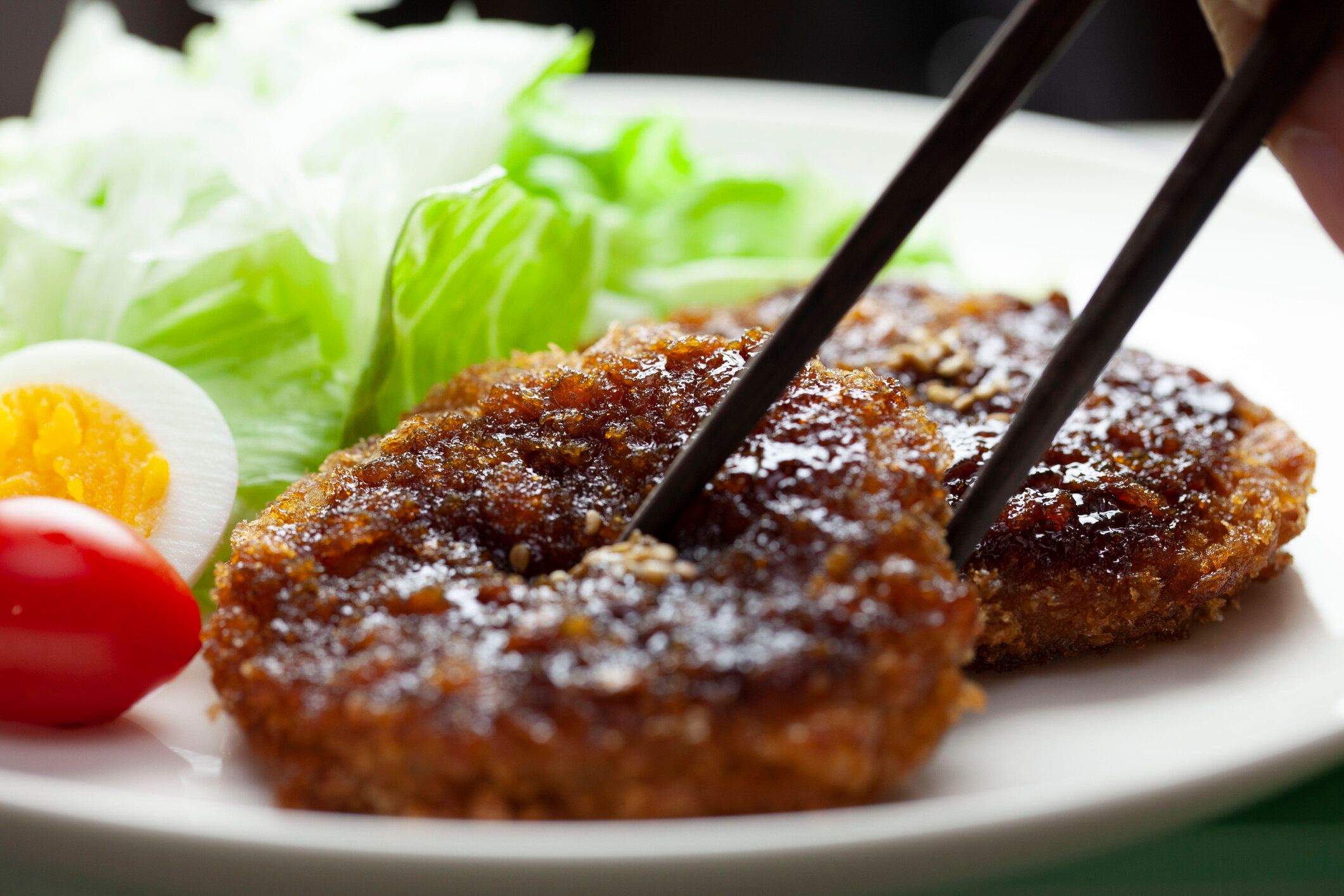 プレート上のひき肉カツをソース