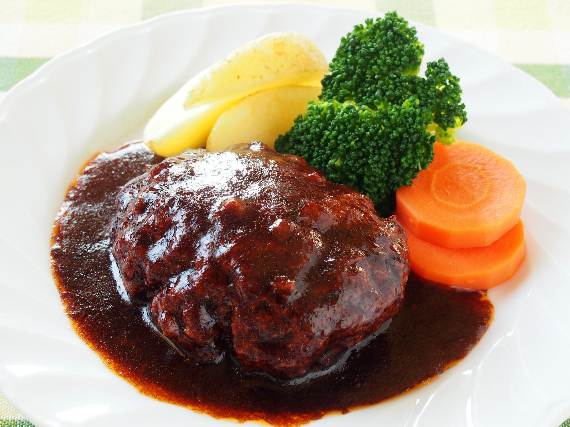 白い皿にデミグラスハンバーガー