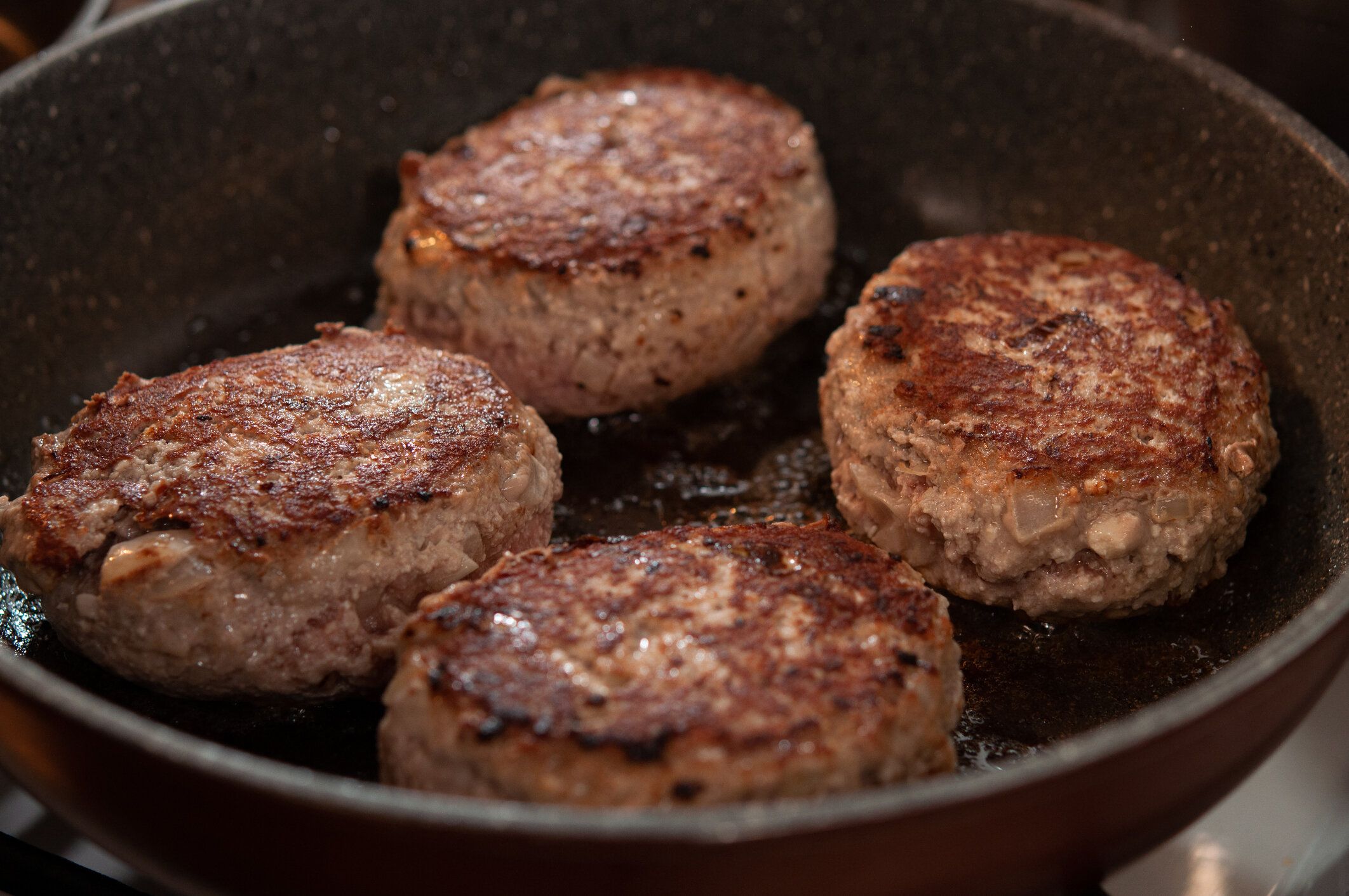 フライパン、家庭料理、クローズアップイメージ、日本で完全に調理された自家製ハンバーガー。