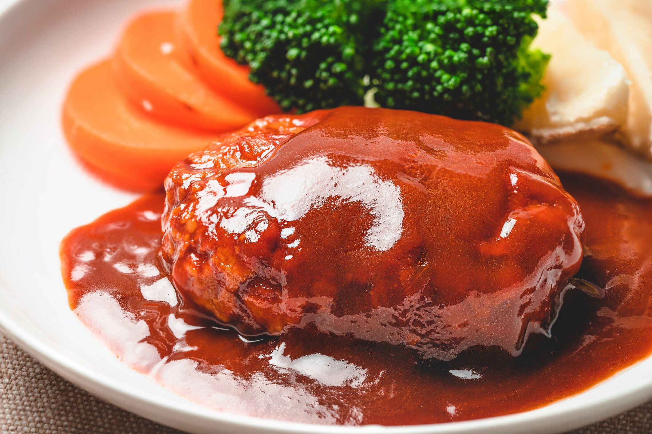 デミグレーズソースとサイド野菜のハンバーガー