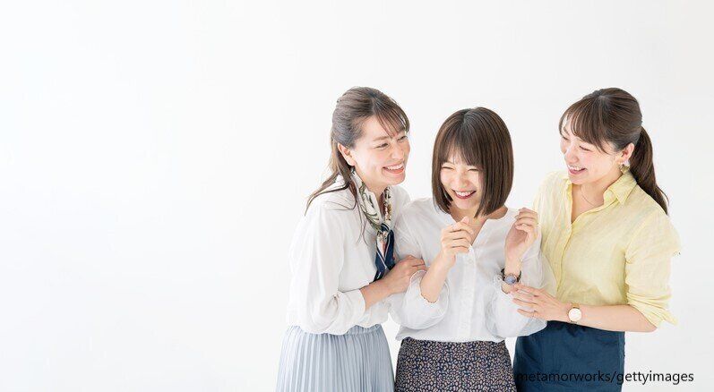 わいわいしている女性の写真