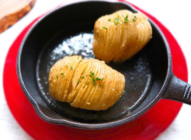 じゃがいものおいしさをまるごと味わいたいなら作らなきゃ損!?じゃがいもが主役の北欧料理【ハッセルバックポテト】のつくり方