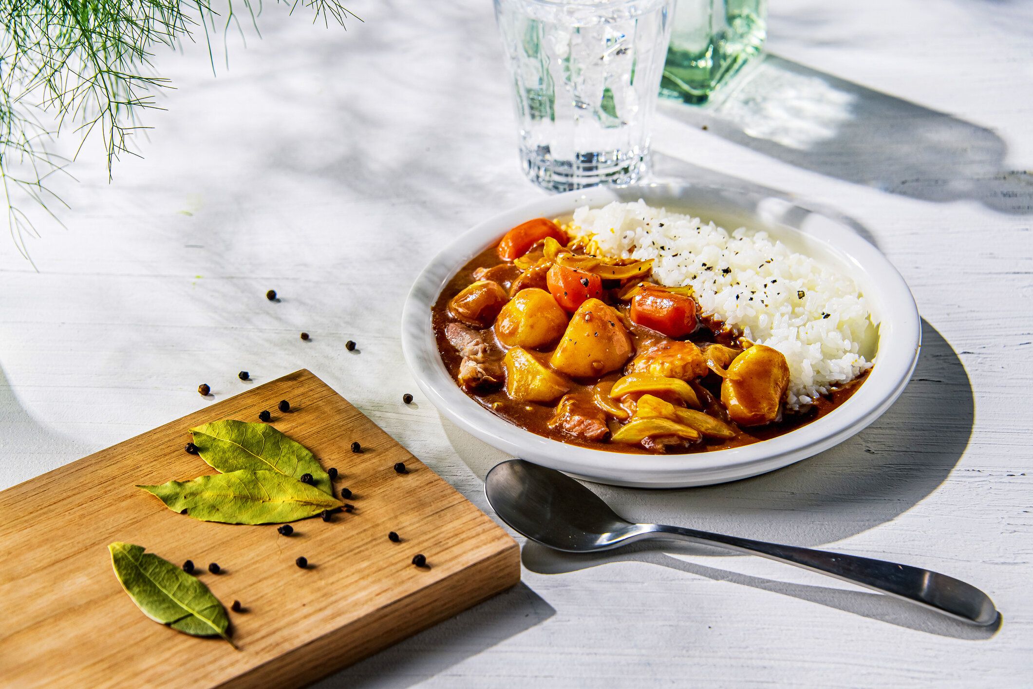 白米を皿に入れるポークカレー。