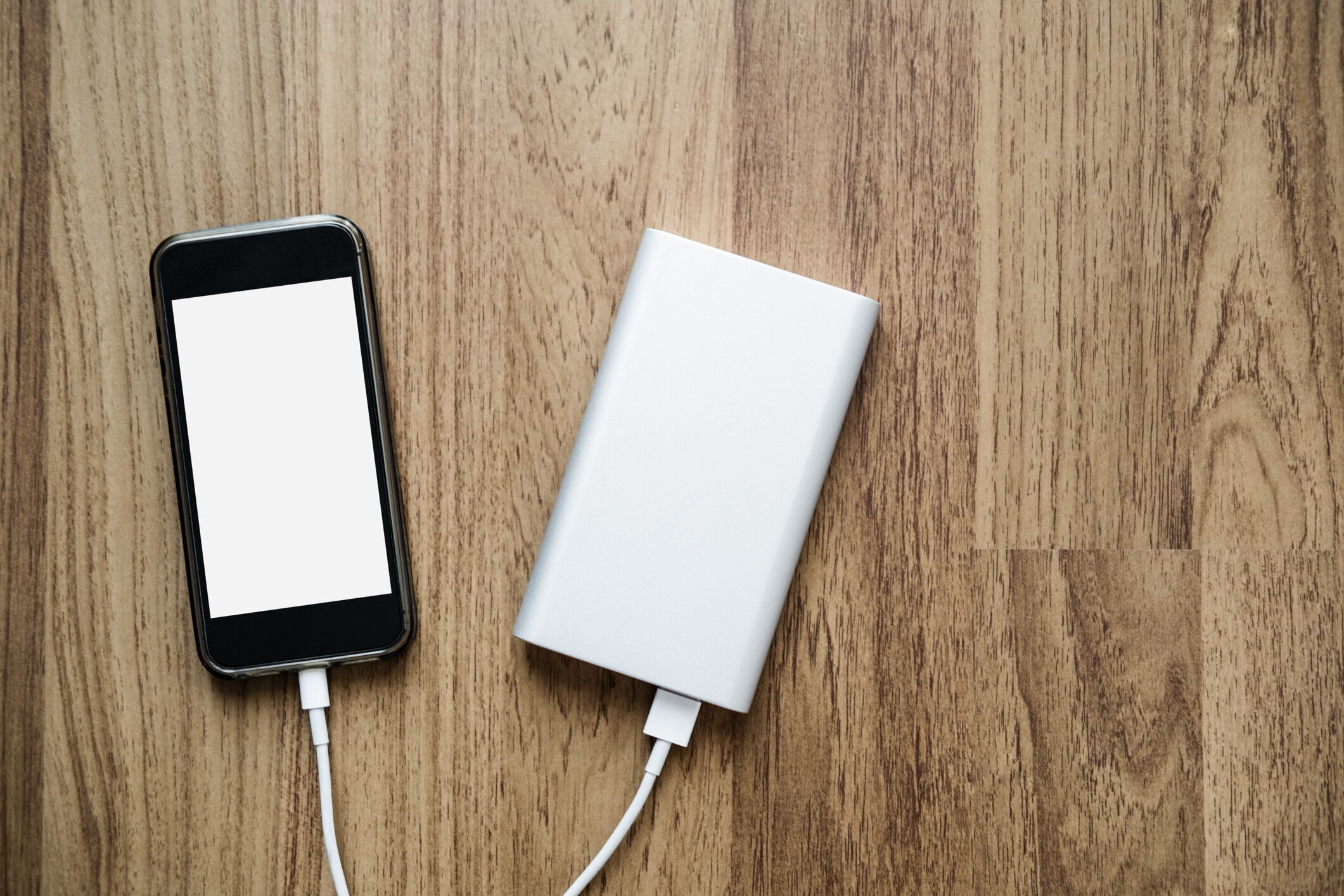 ウッド テクスチャに電源銀行と充電スマート フォン