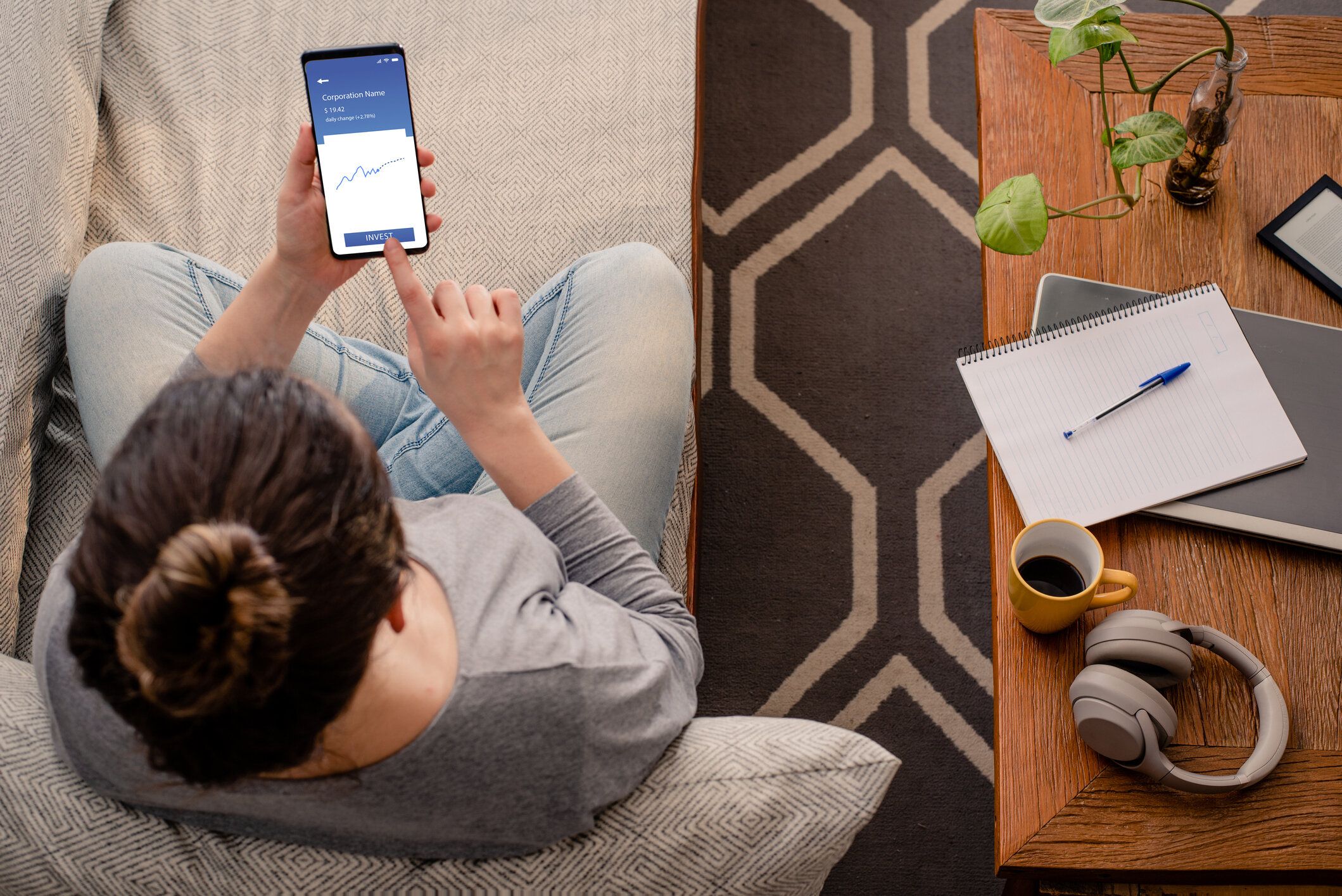 投資モバイルアプリを使用して女性