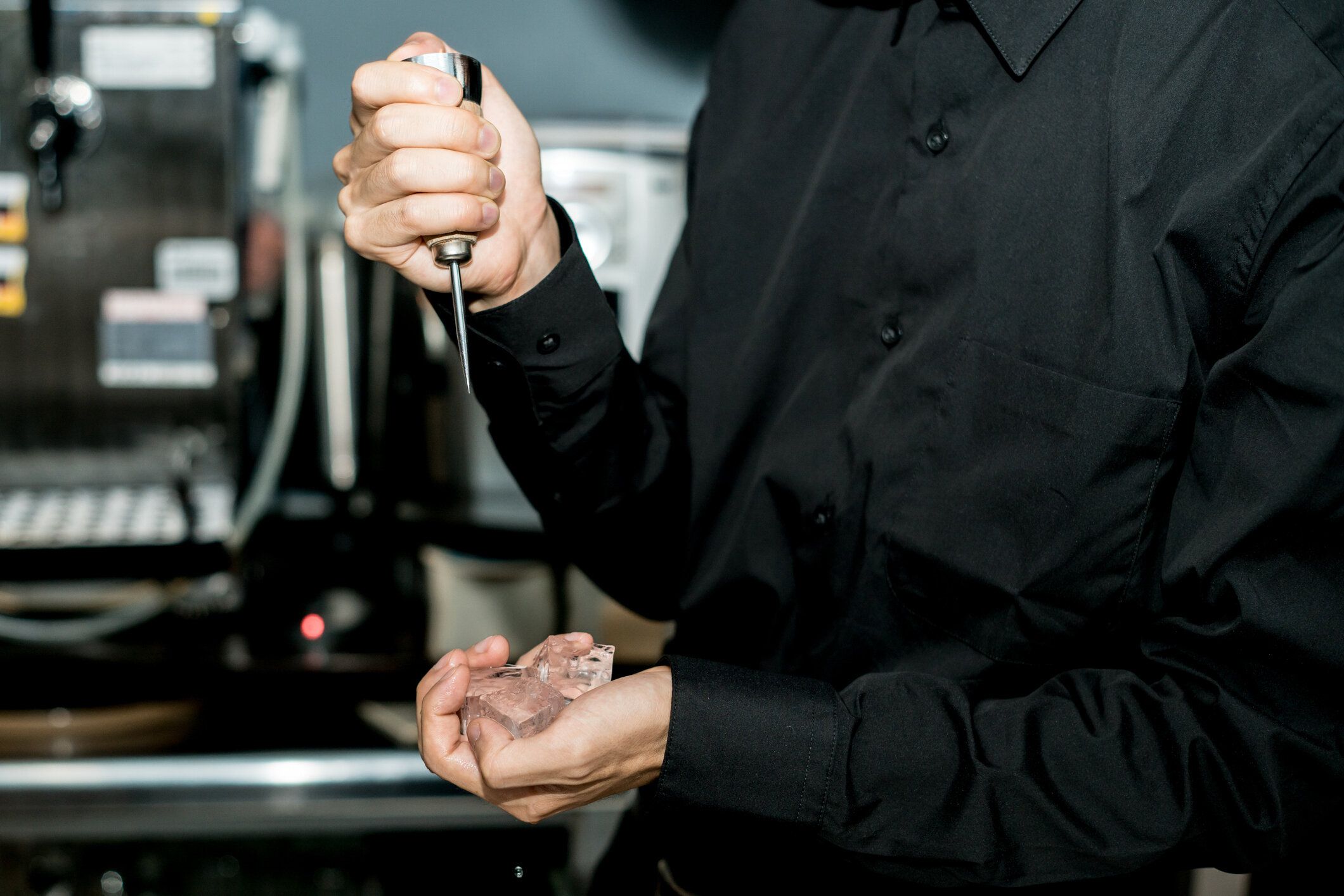 氷を壊すバーテンダー