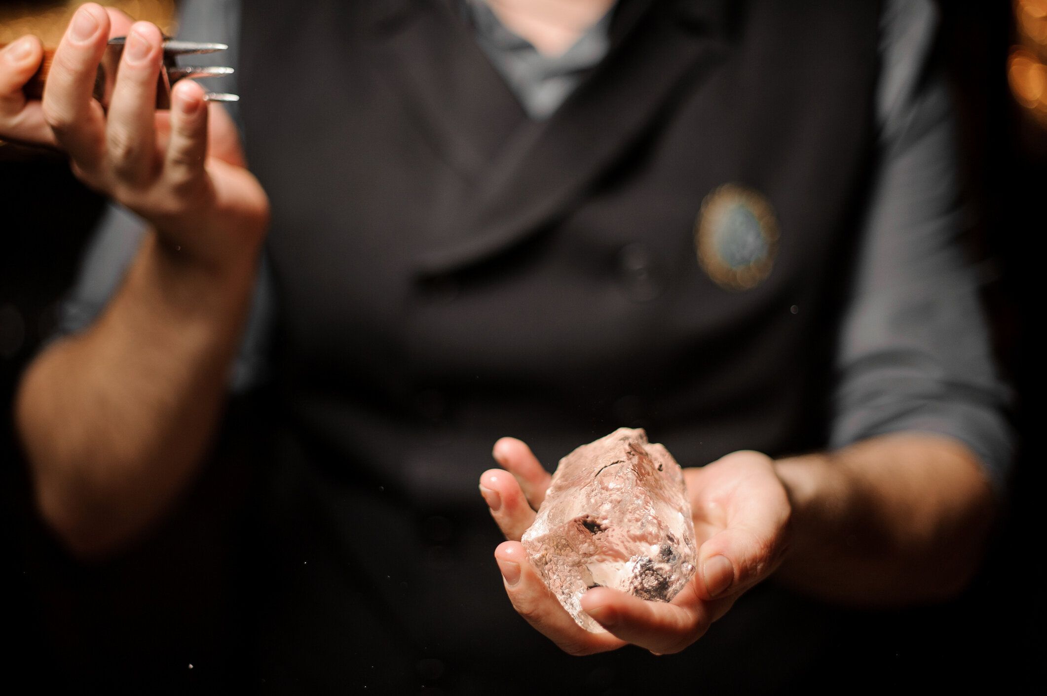 氷を壊すバーテンダー