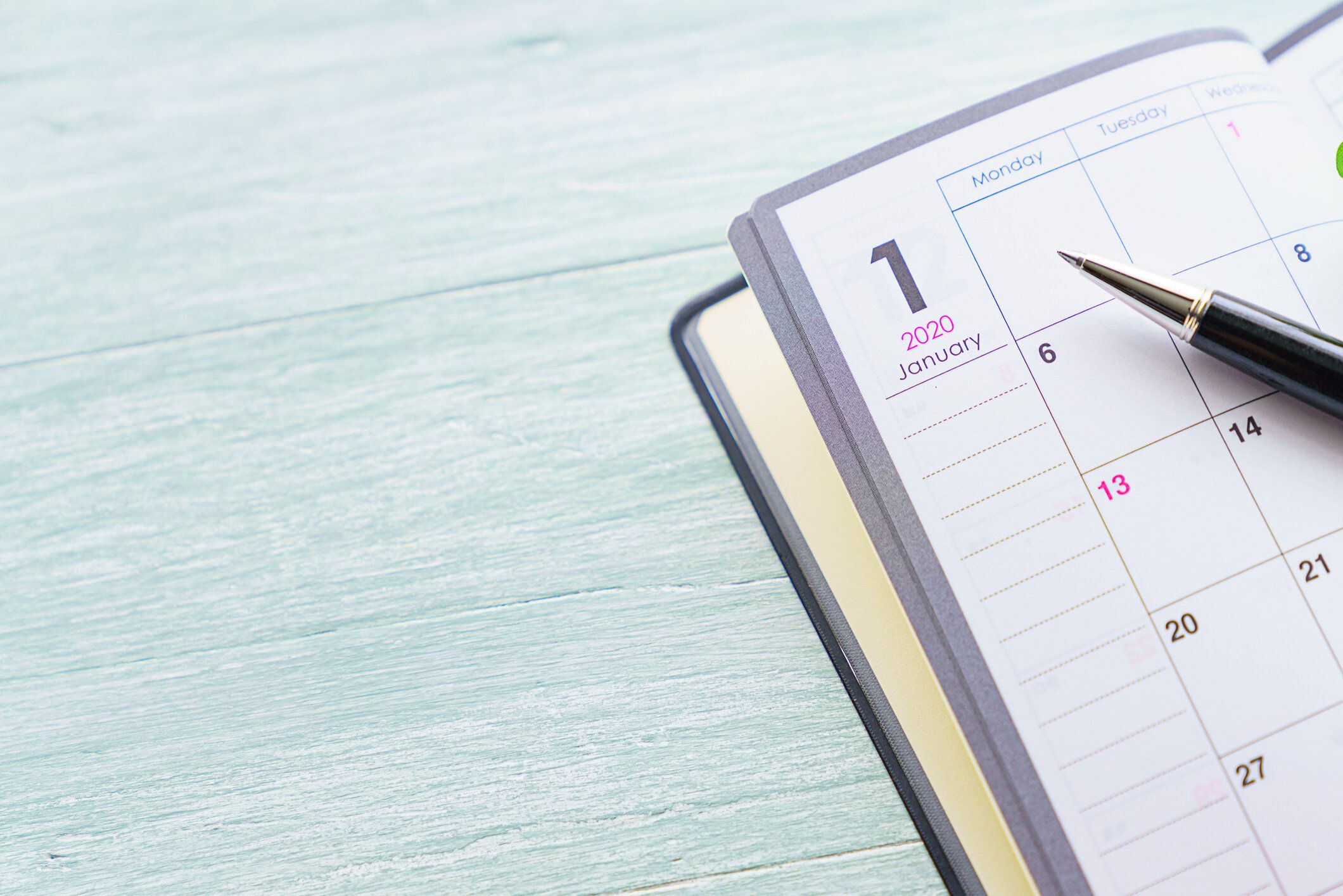 2020木製の背景にノートブックとペン