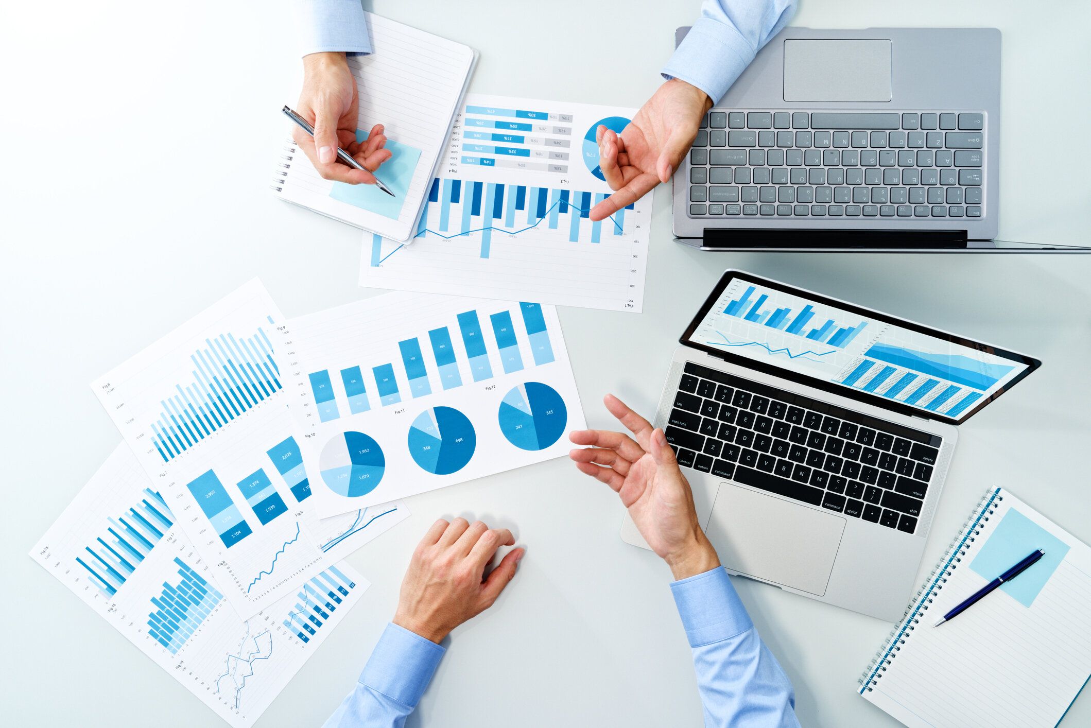 ビジネスミーティングのトップビュー。話し合う二人の男。