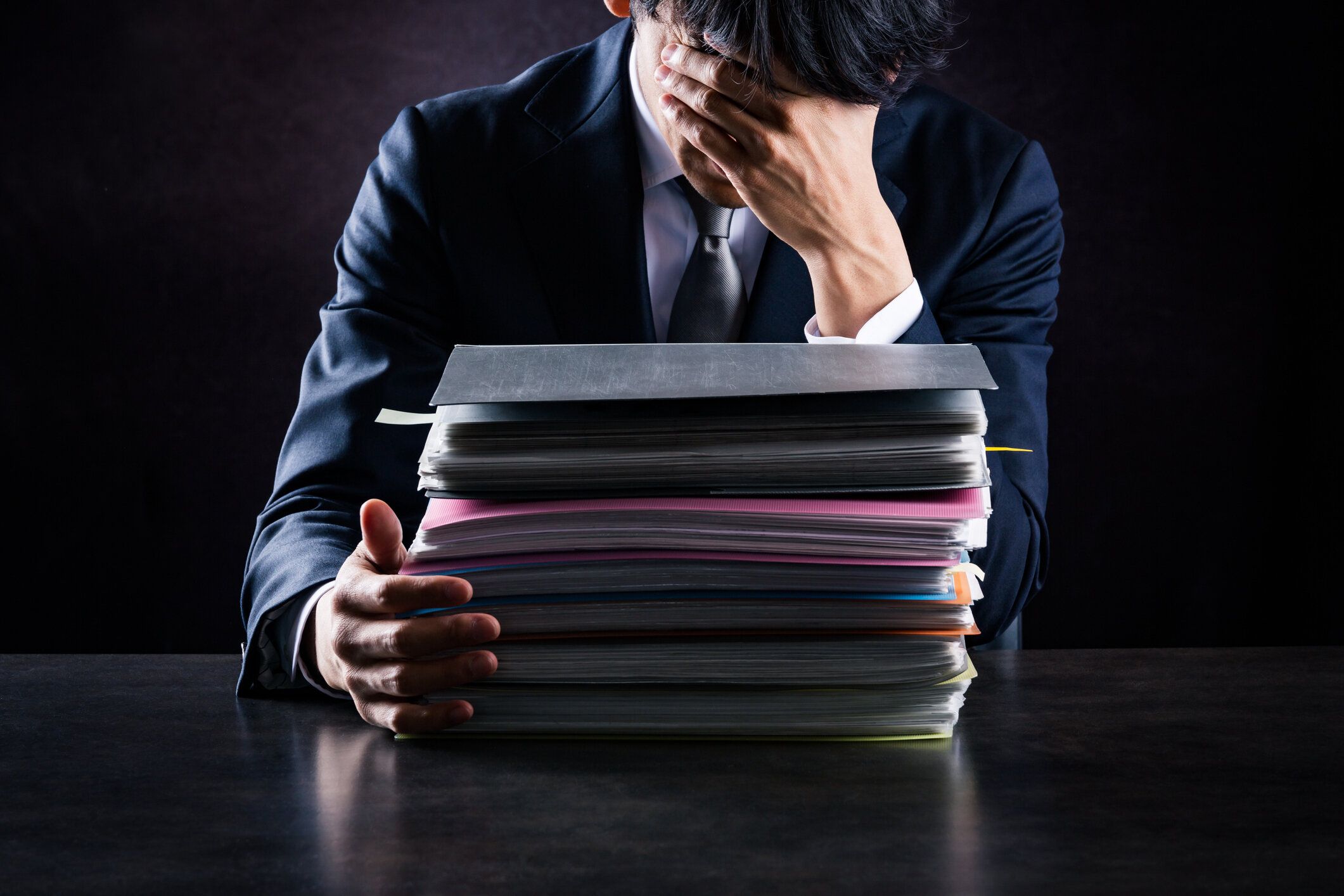 仕事の多いビジネスマン