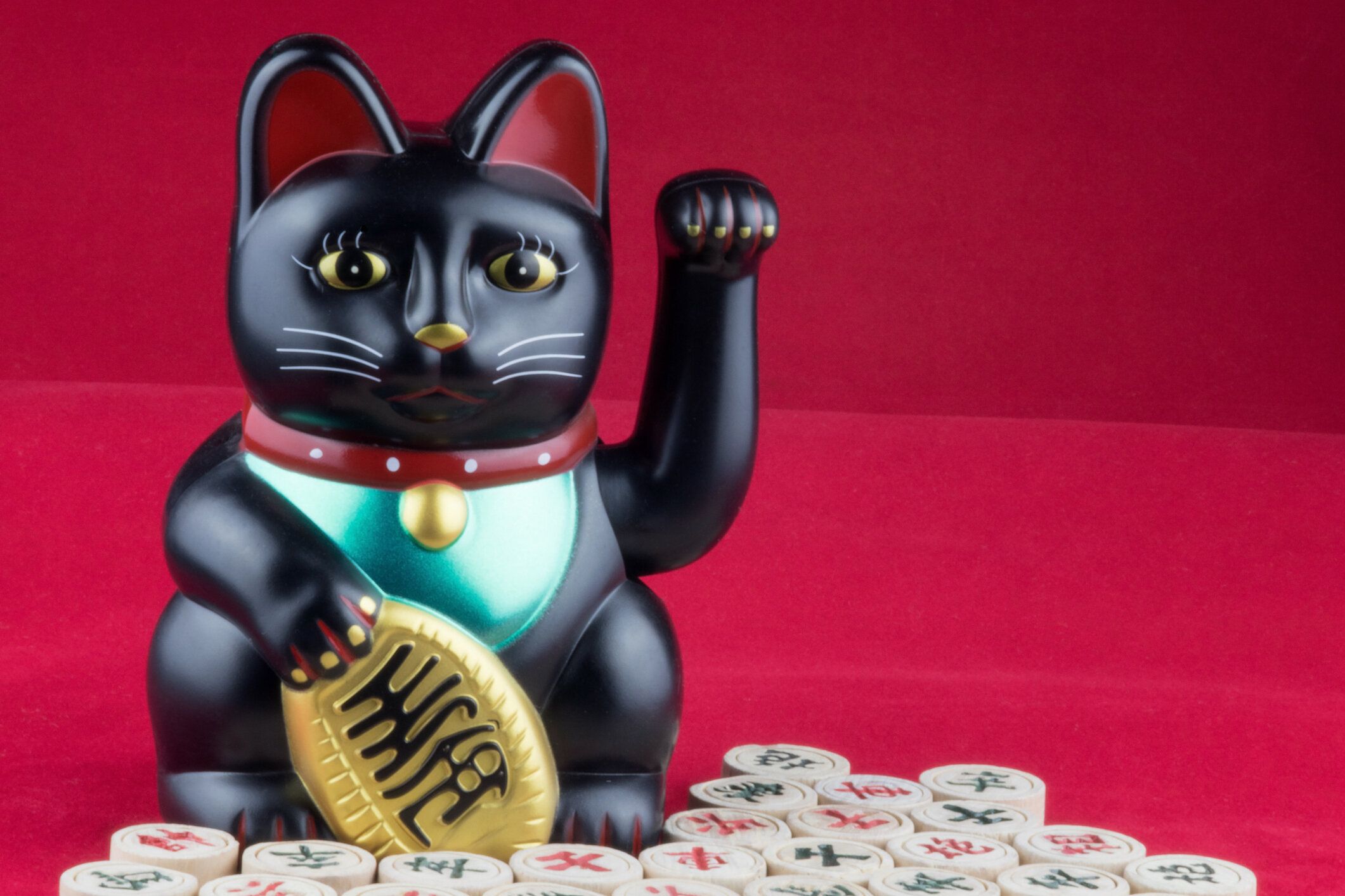 中国のゲームピースで東洋の手を振る幸運猫