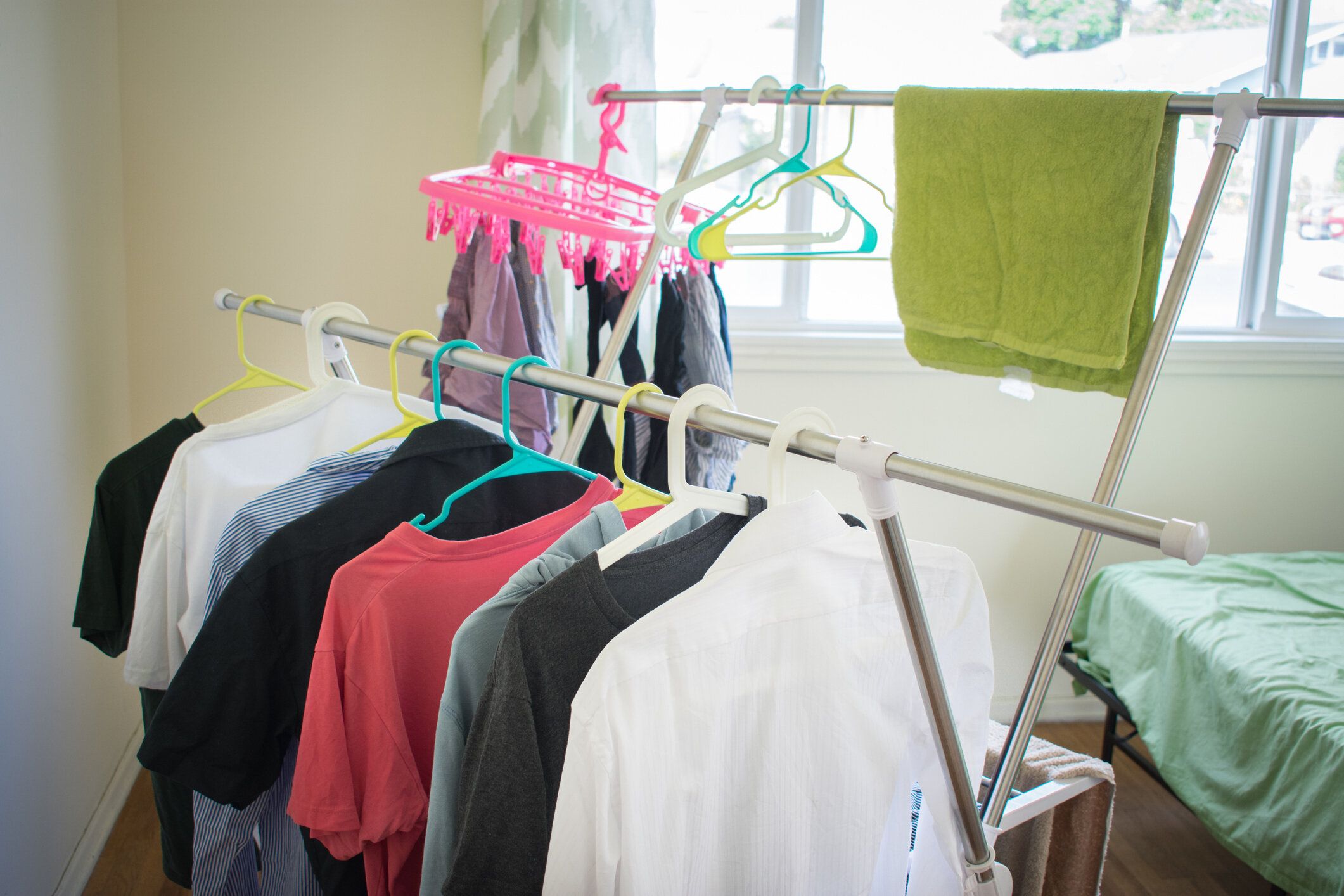 部屋に洗濯ぶら下がって