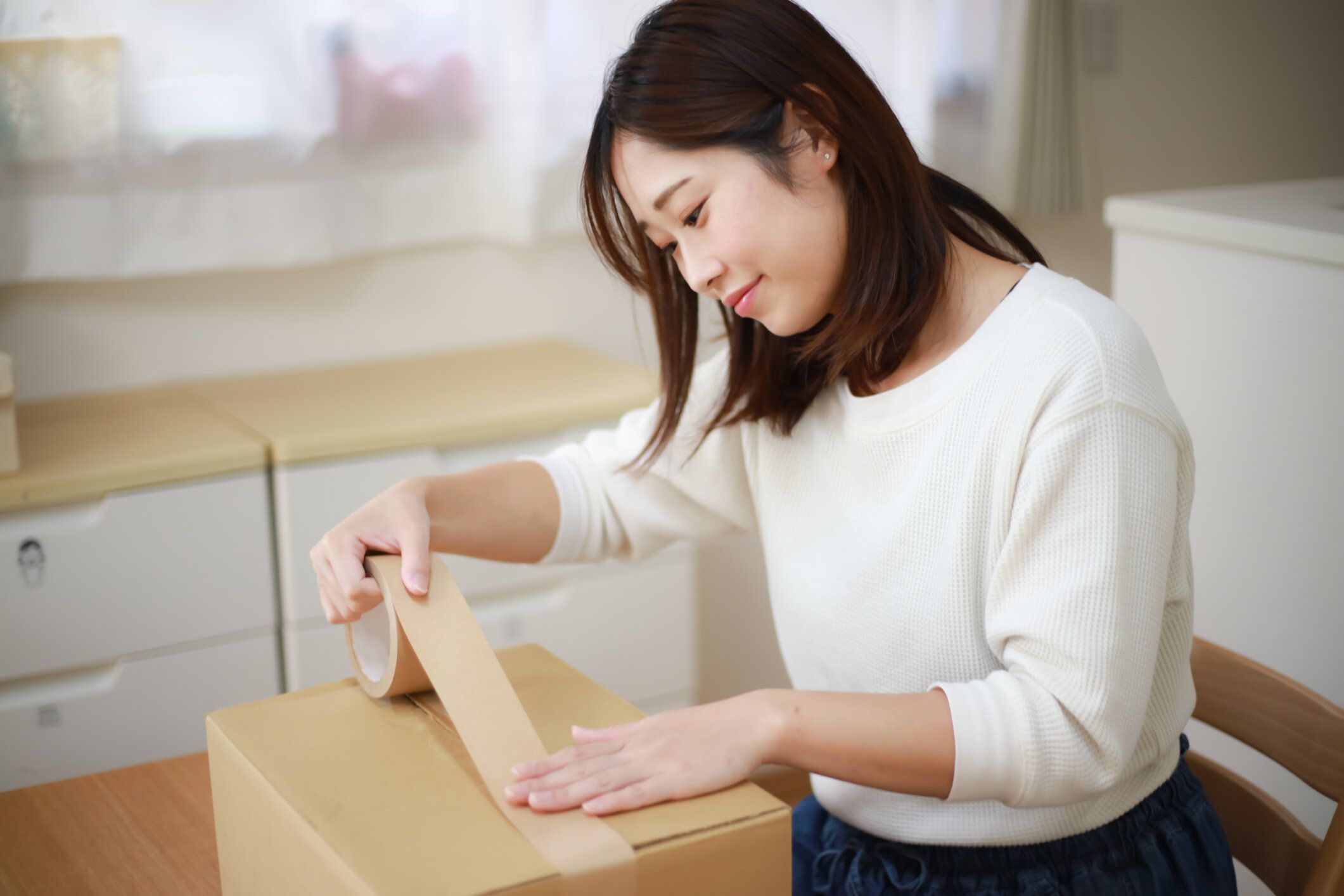 荷造り作業をしている女性