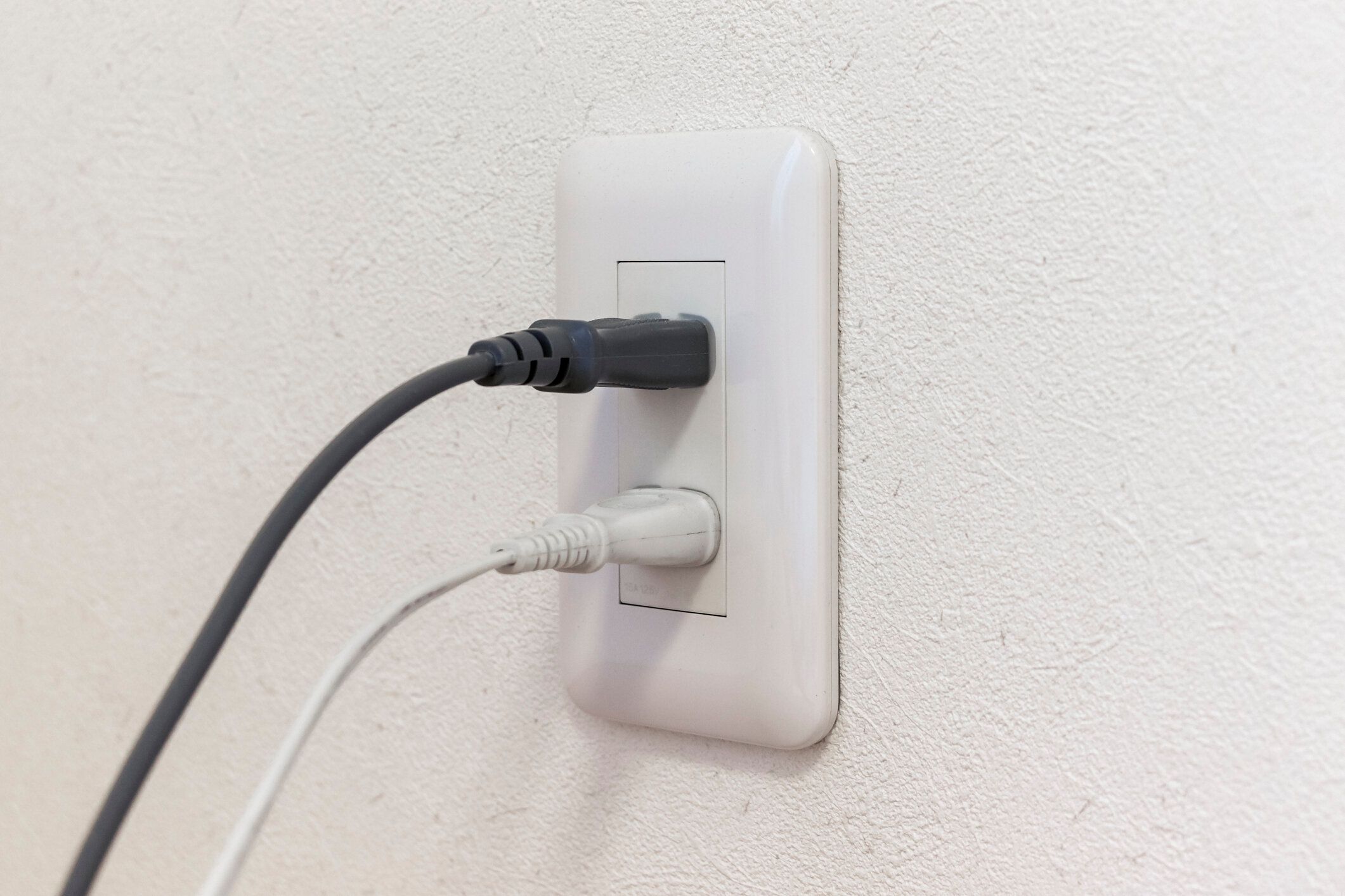 電気コンセントおよび電源プラグ