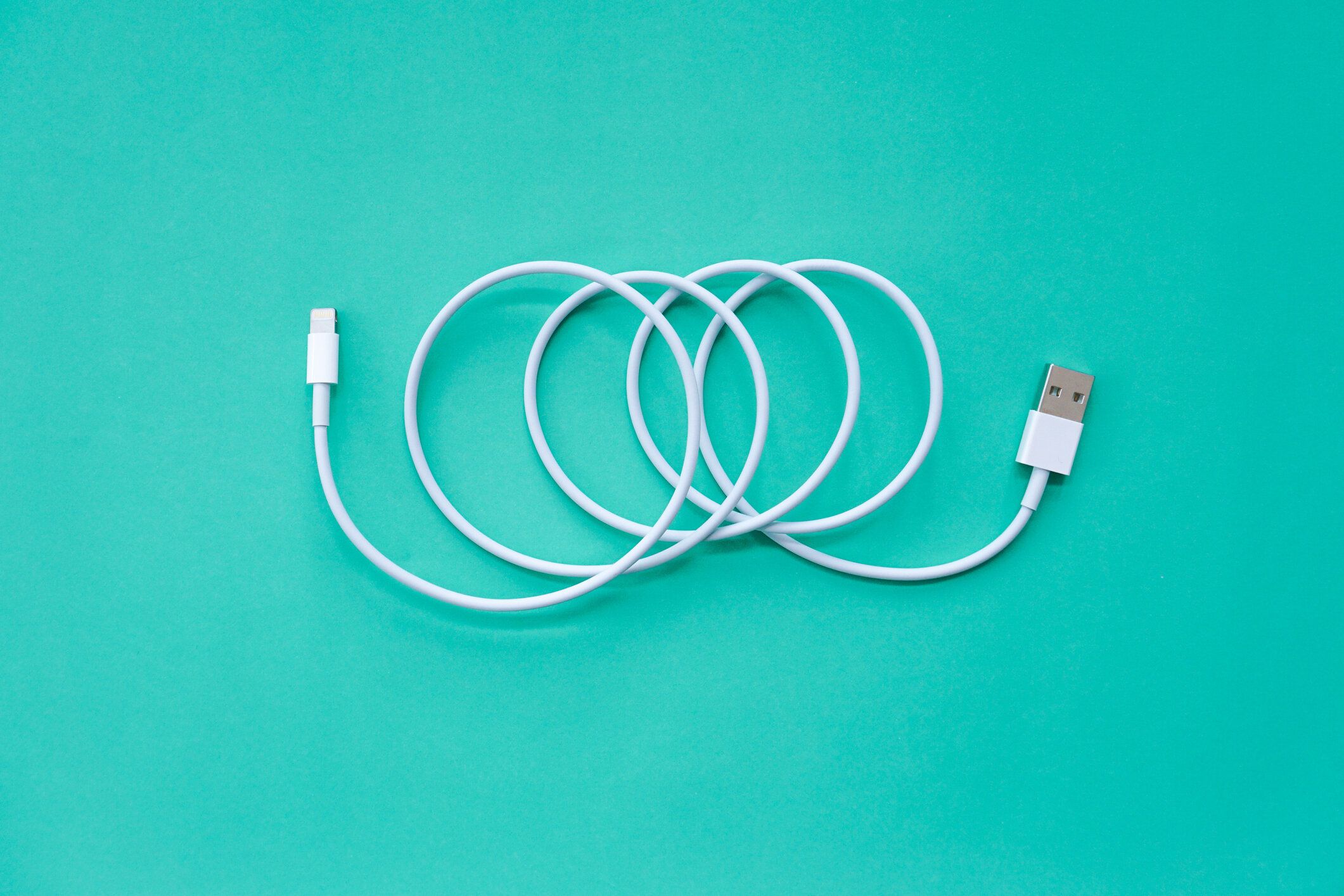 テーブルの上充電スマート フォンのグループ