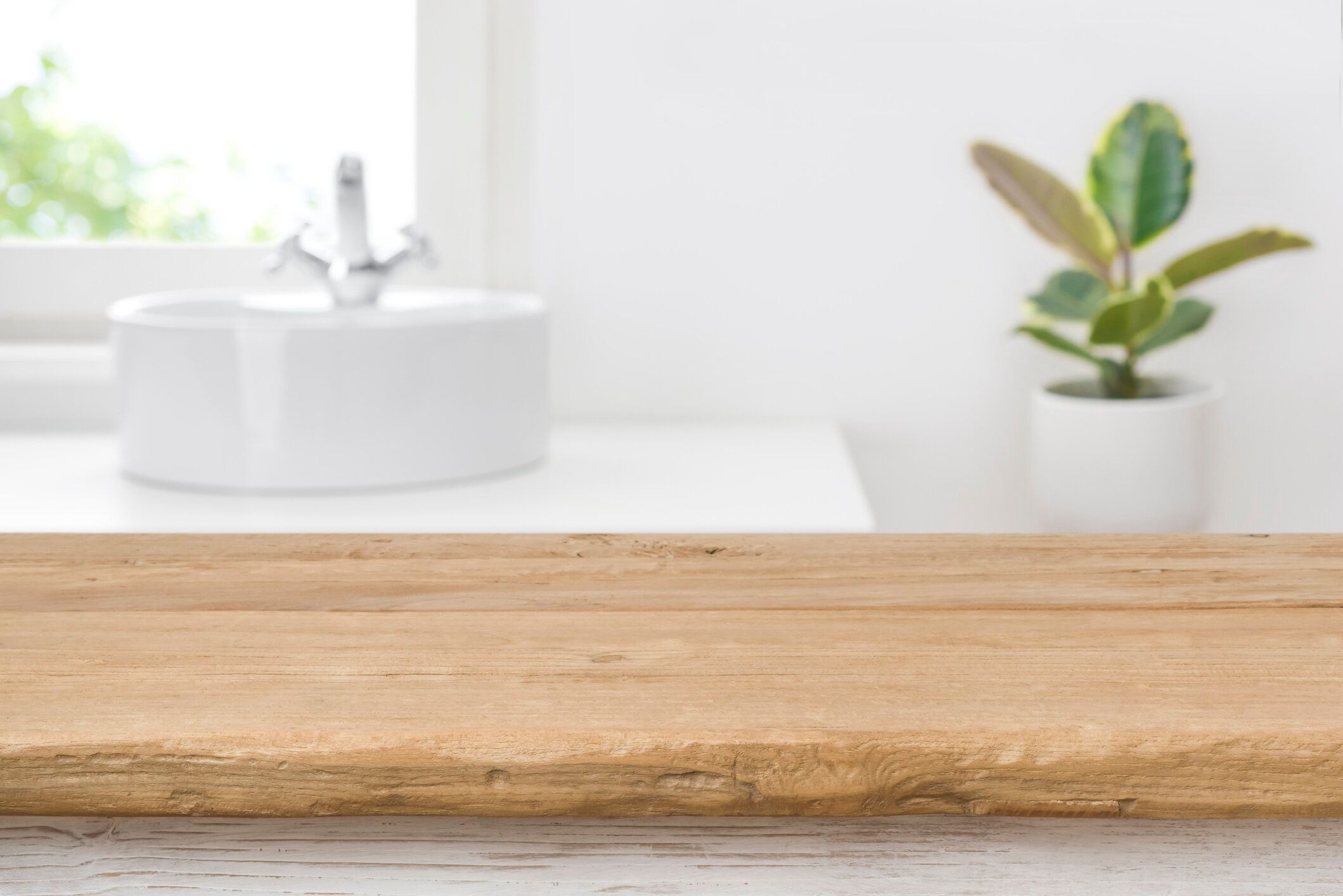 ぼやけた浴室の内部の背景に製品の表示のための空の卓上