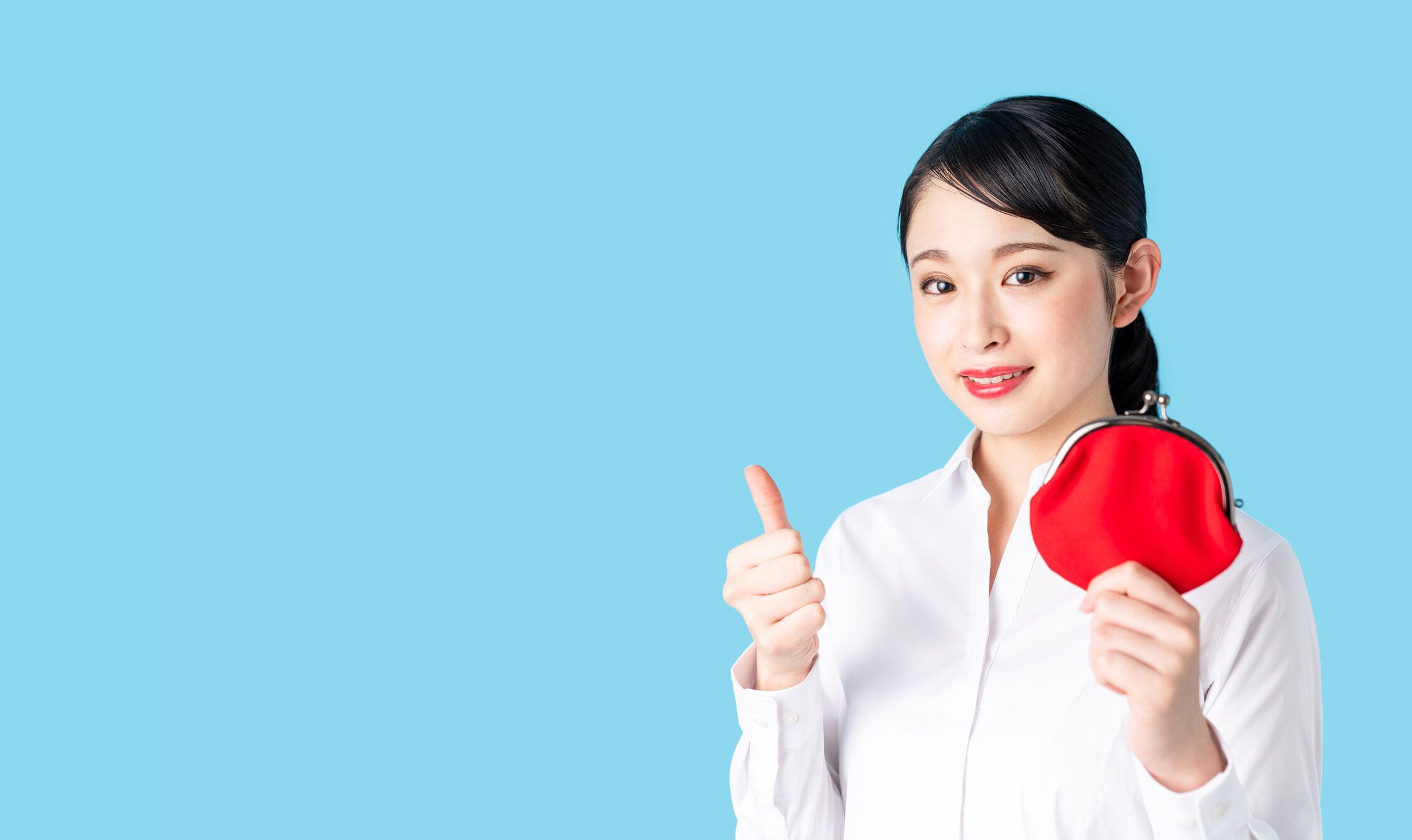 小銭入りを持つ若いアジアの女の子。