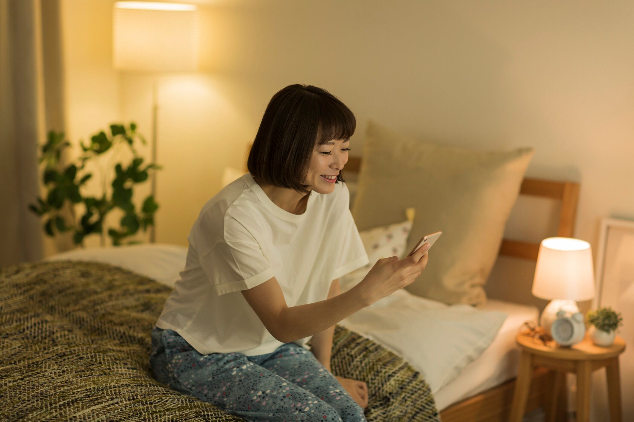 自宅で過ごす若い女性