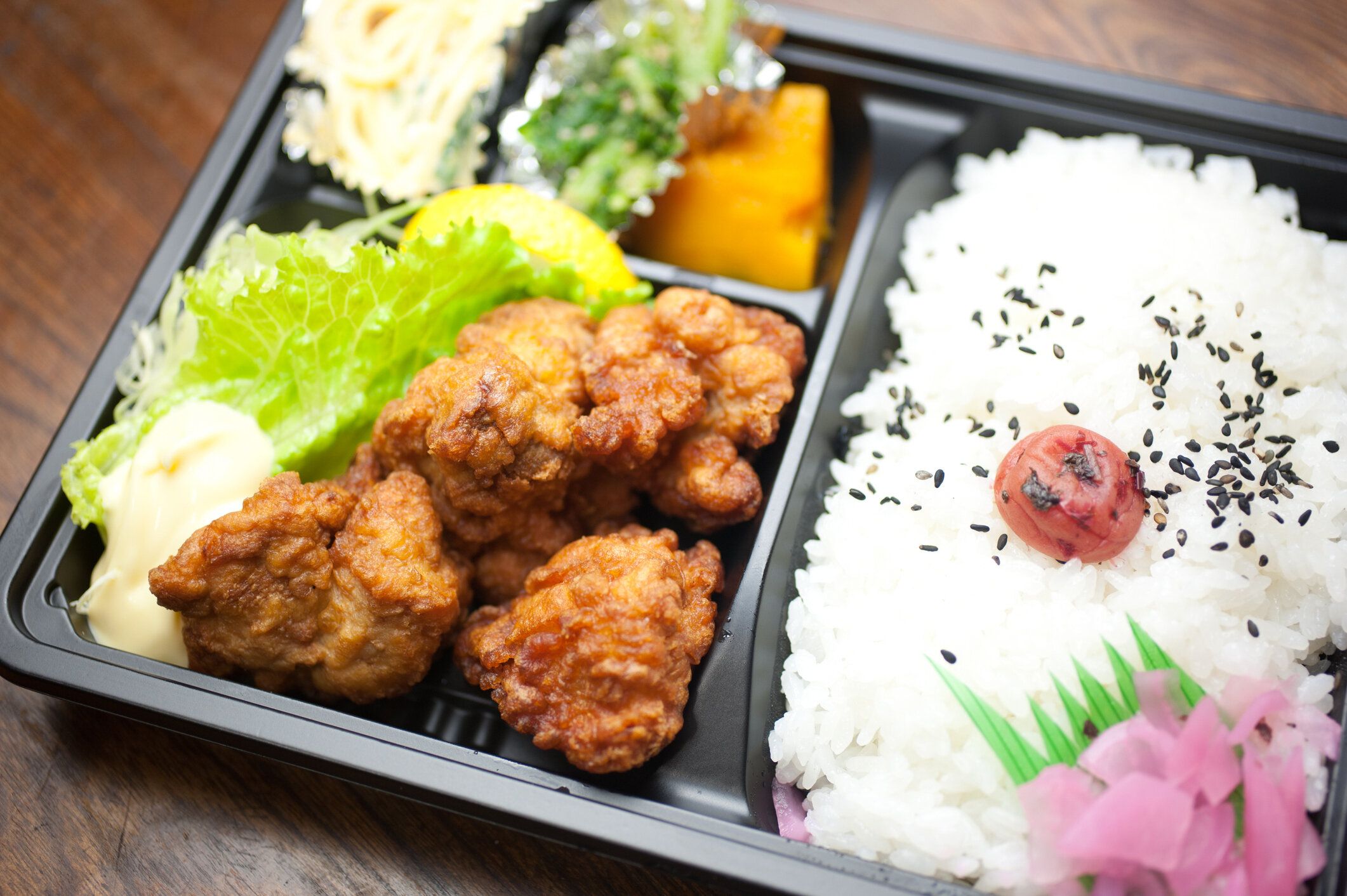 日本料理の鶏のから揚げ弁当（唐揚げ弁当)