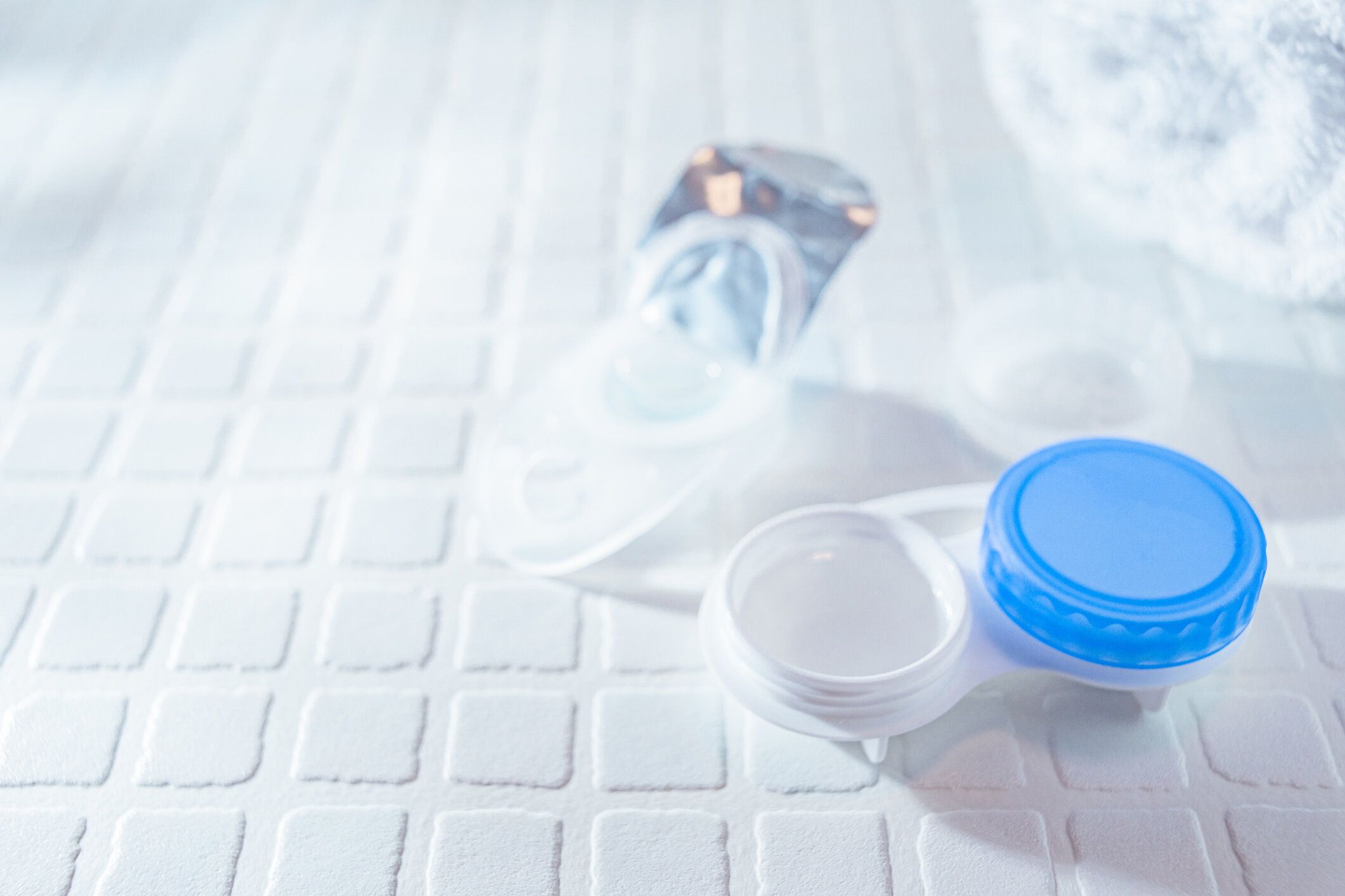 眼に視力矯正/コンタクトレンズを装着する。メガネと交換。コンタクトレンズのクリーニング。