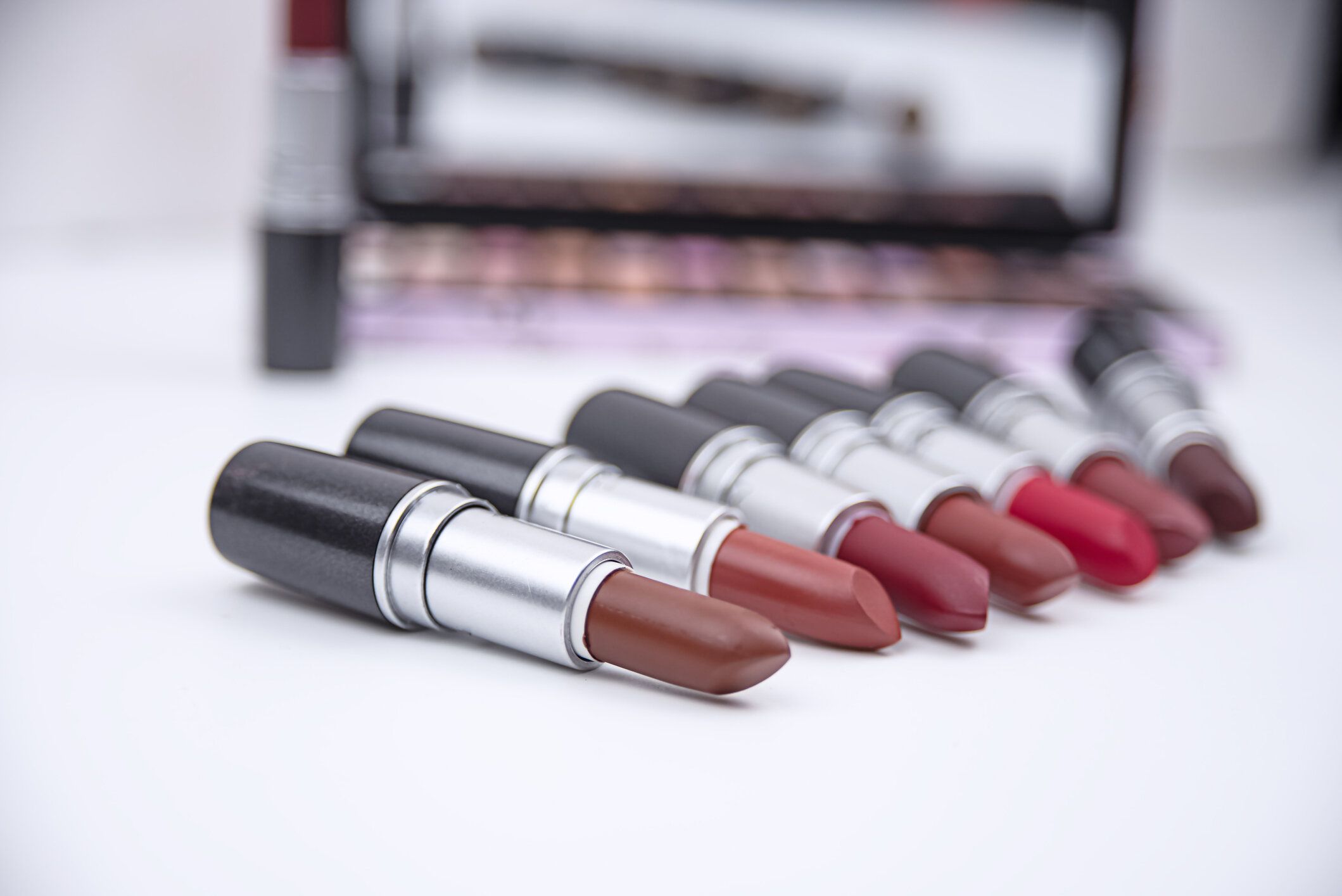 白い背景に置かれたカラフルな口紅