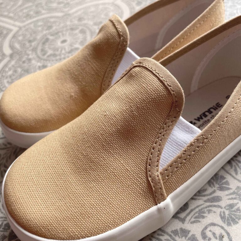 【ヒラキ】SNSでも話題の180円スニーカー！新色「くすみベージュ」も登場