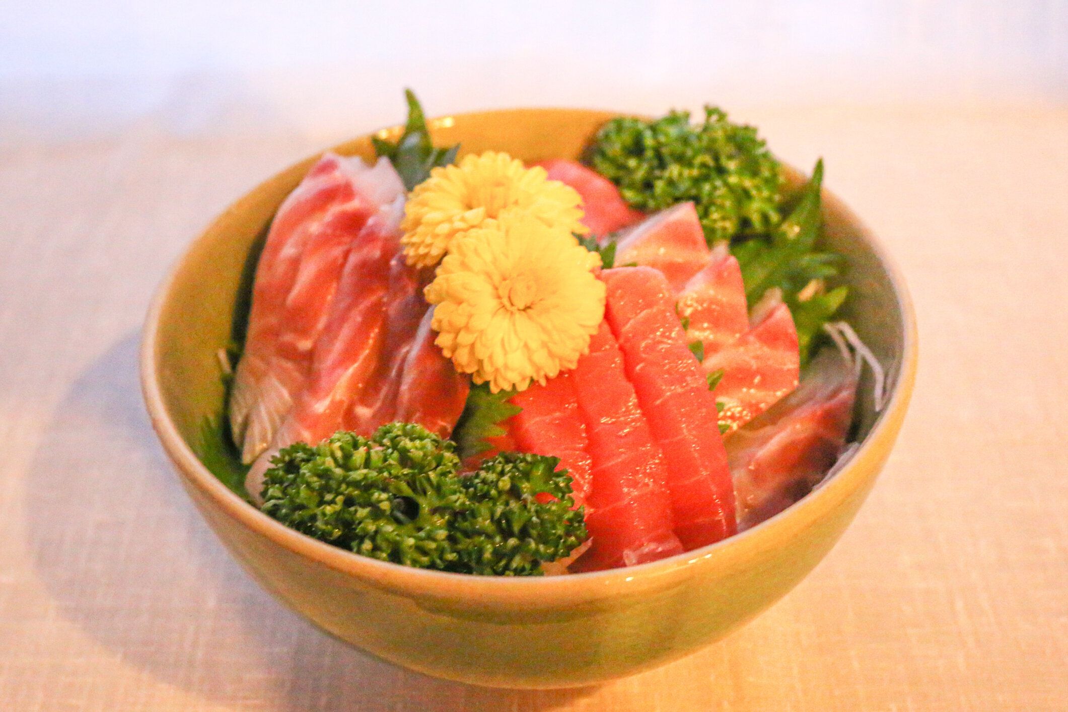 海鮮丼(カイゼンドン);刺身をトッピングしたご飯のボウル