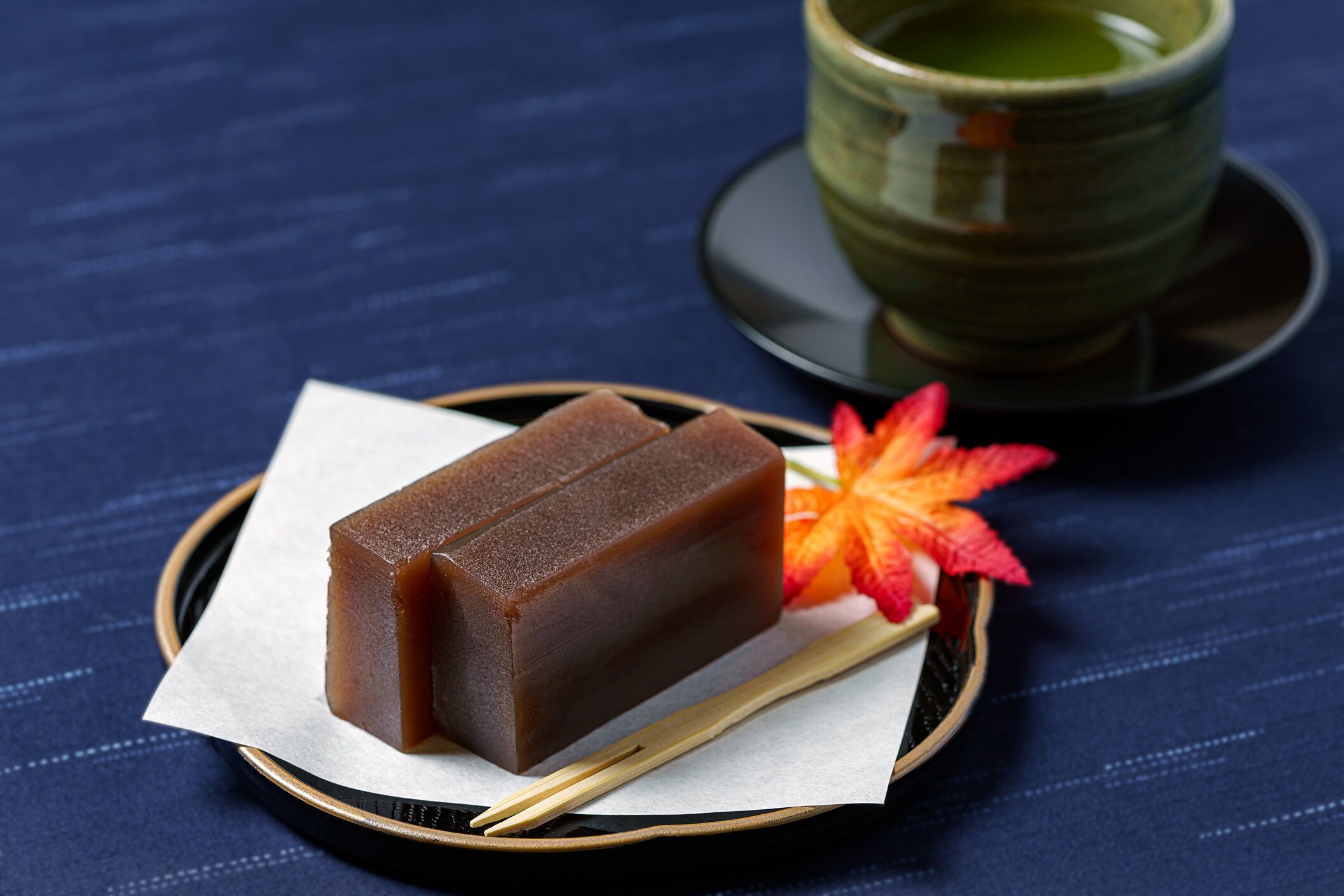 日本の伝統的な菓子「妖怪」と温かい日本茶