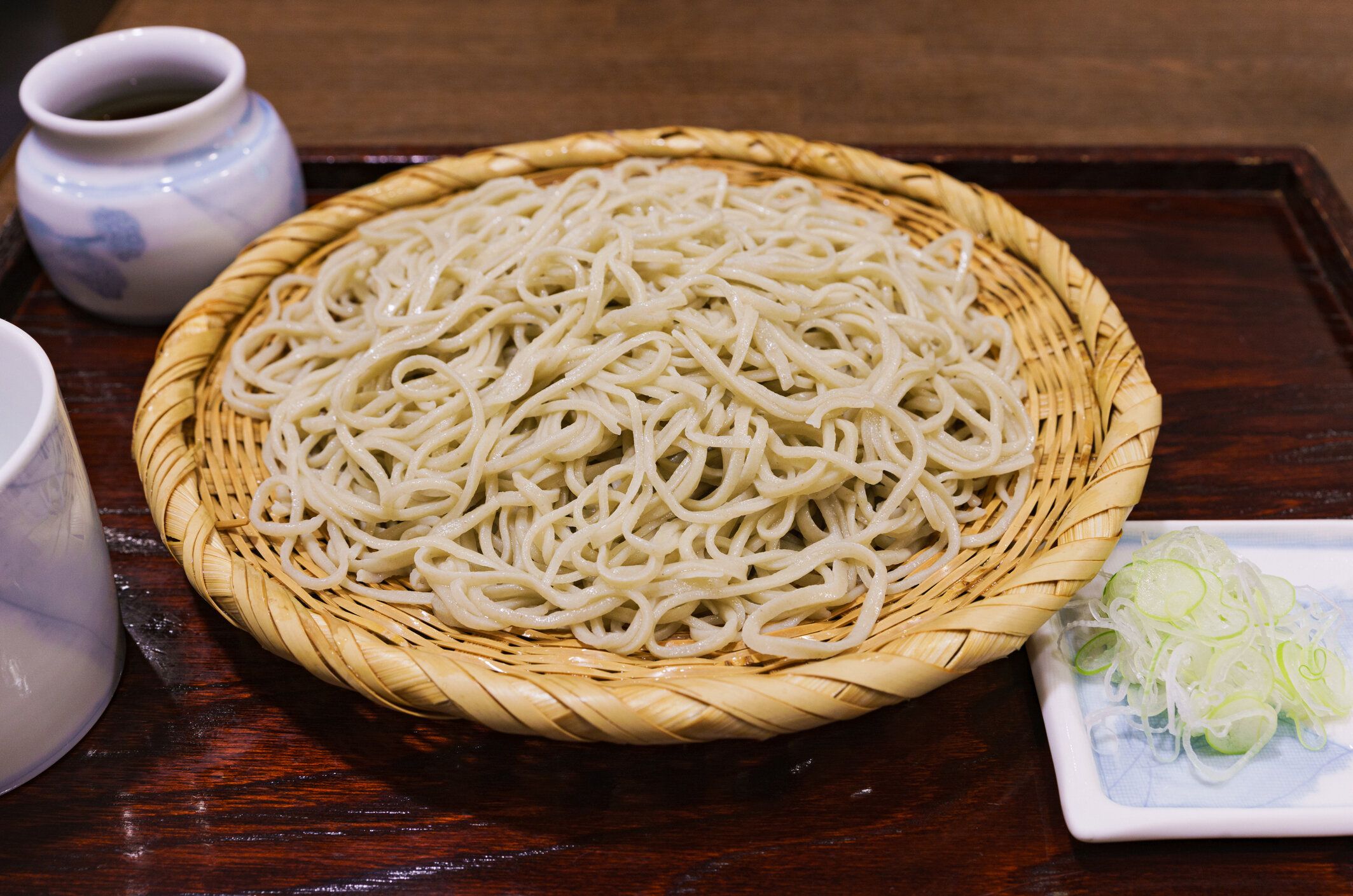 日本の伝統的な麺(そば)は東京の皿の上に