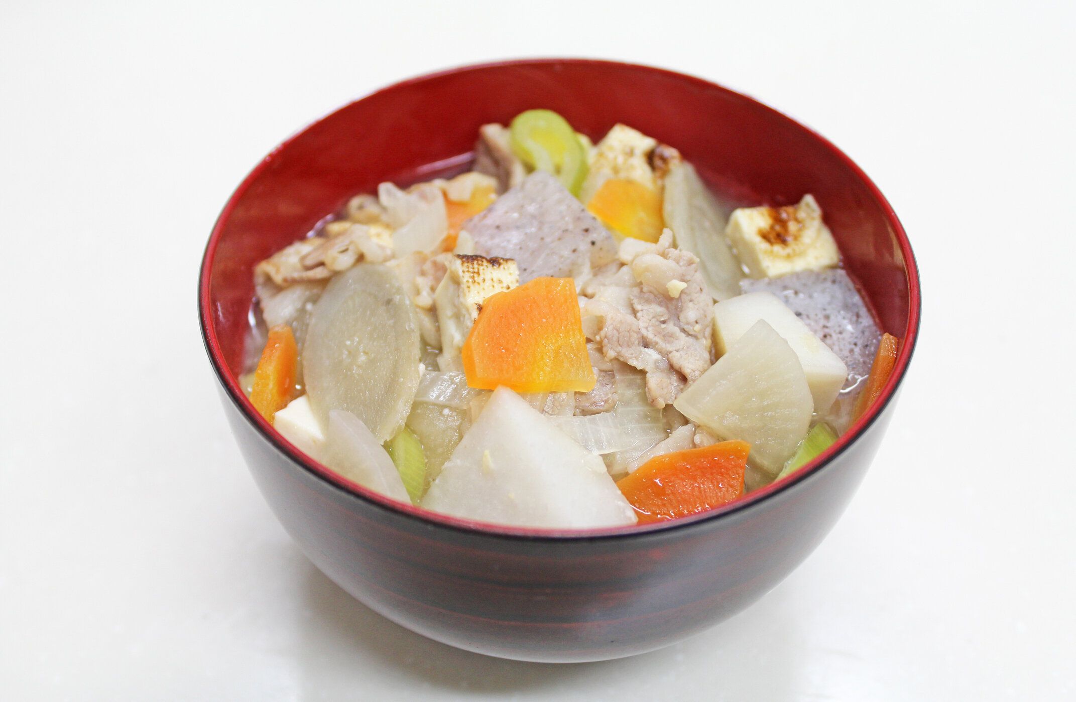 日本料理の野菜と豚肉の味噌スープ。