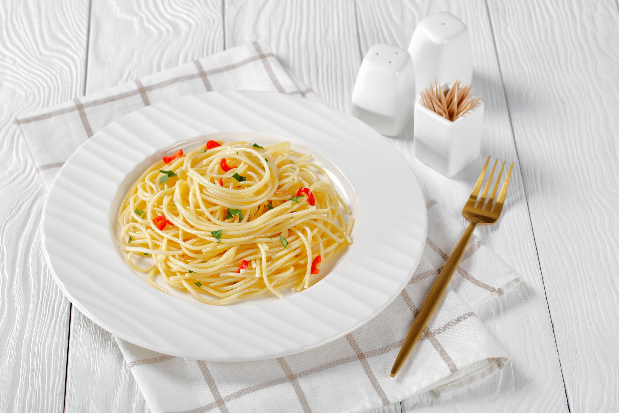 パスタアリオ、オリオ・エ・ペペロンチーノ、イタリアのスパゲッティ、ニンニク、唐辛子、オリーブオイル