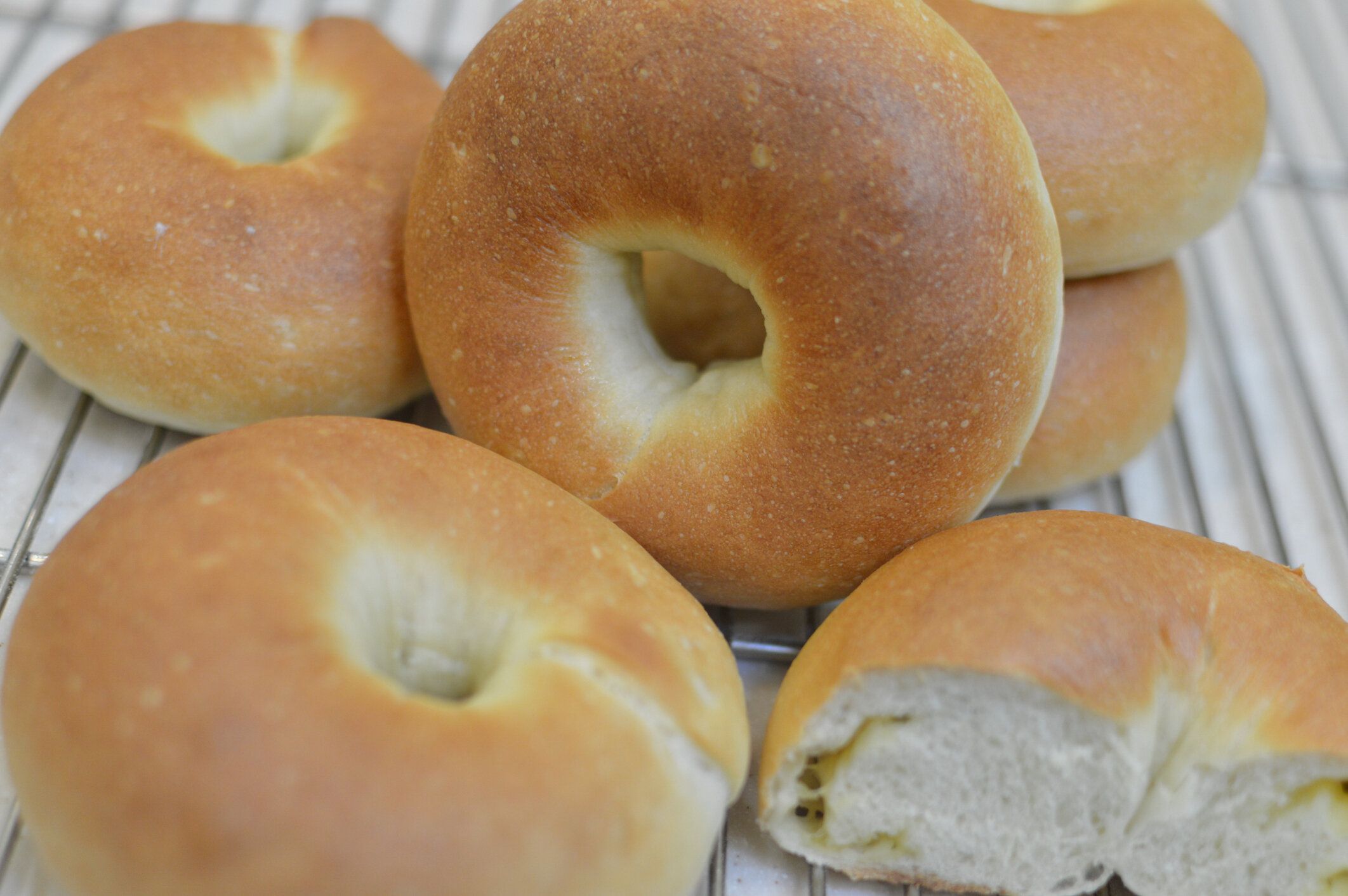 木製テーブルの上の甘いベーグル