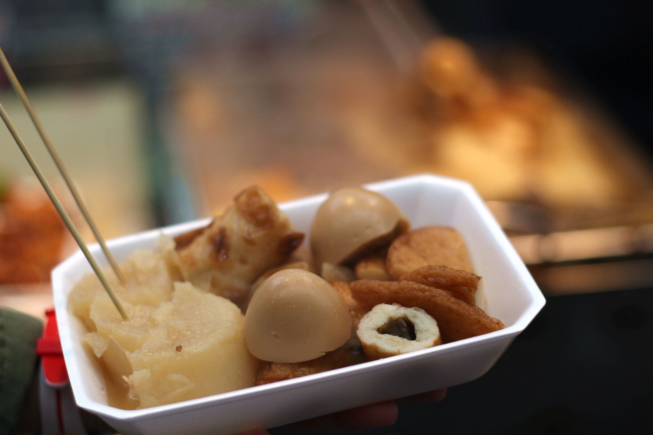 おでん、大阪、日本、アジアのプレートのクローズアップ