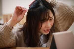 まだ白髪は少なめだけどどーしても黒髪に戻したい！40代前半なら戻せる可能性はある!?