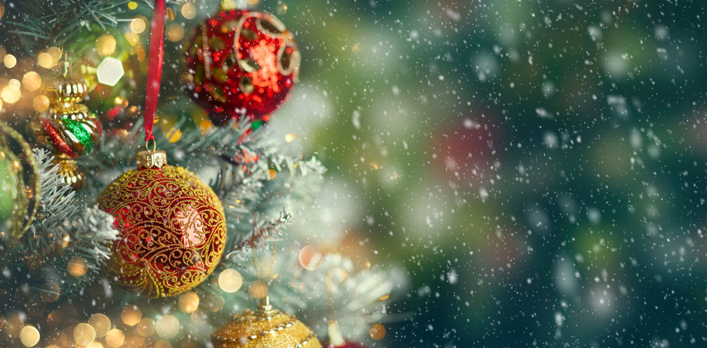 カラフルなボーブルと装飾のクリスマスツリー