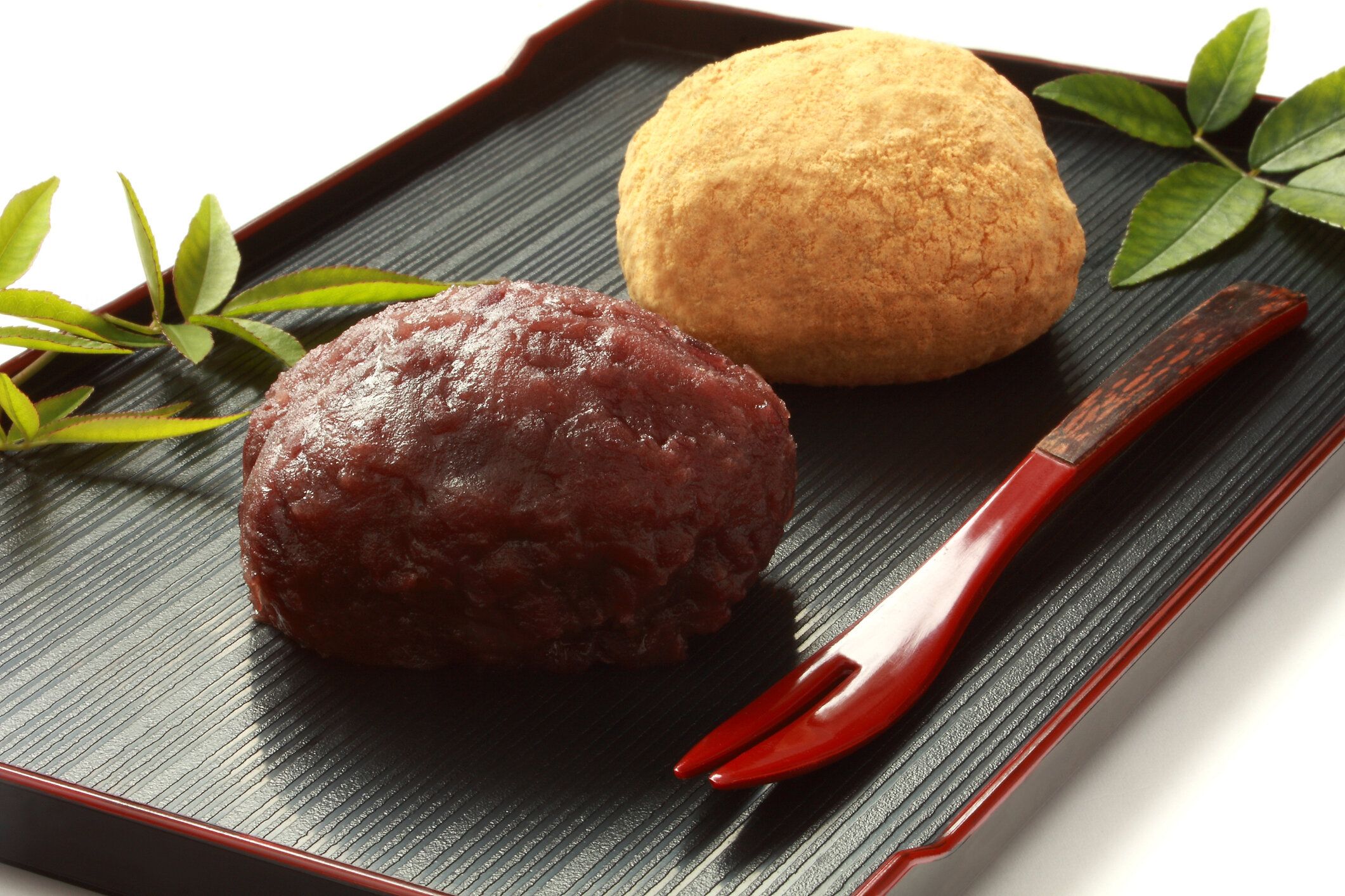 小豆または大豆粉でコーティングされたおにぎり、おはぎ