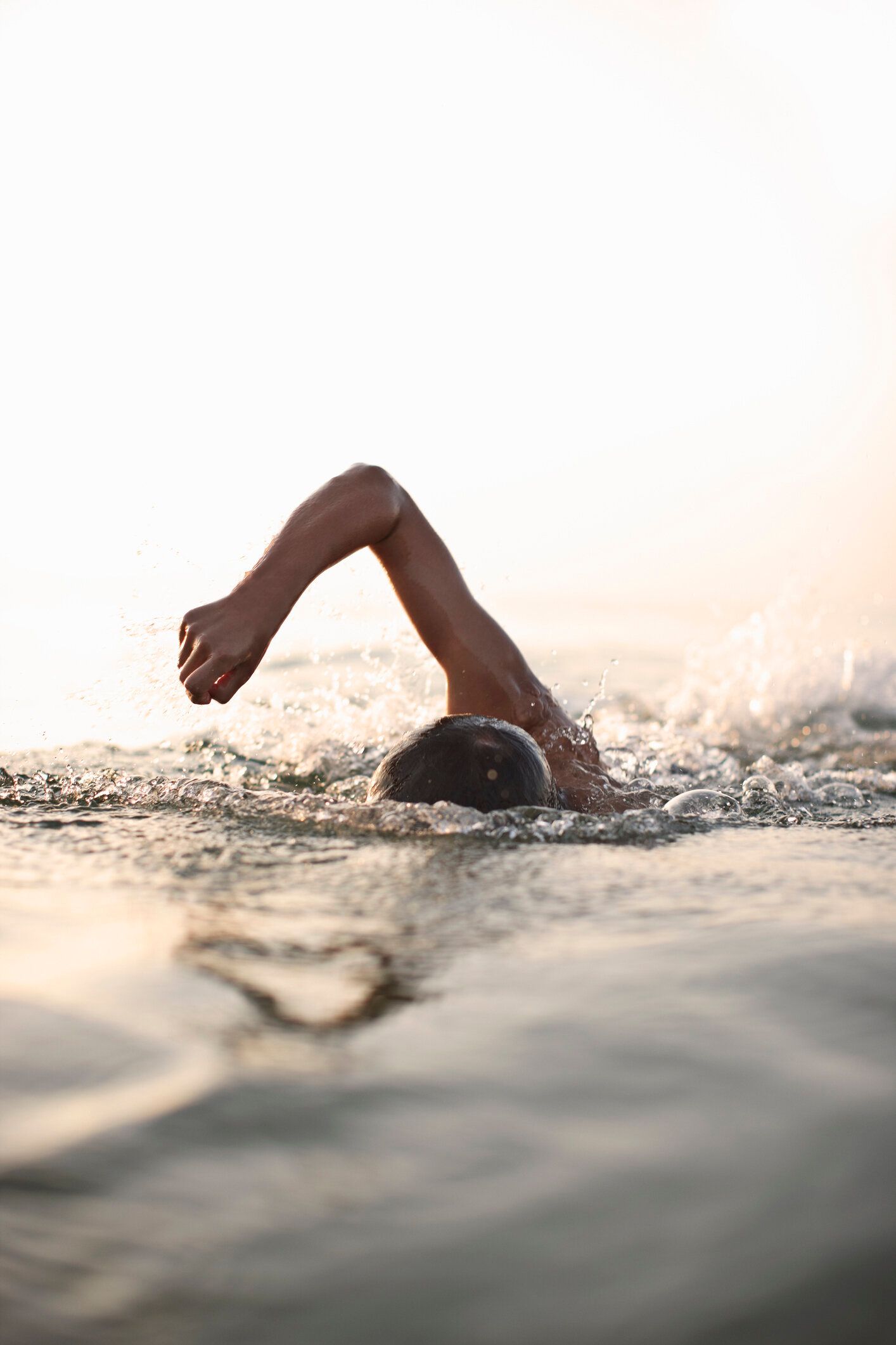 10 代の少年プールの水