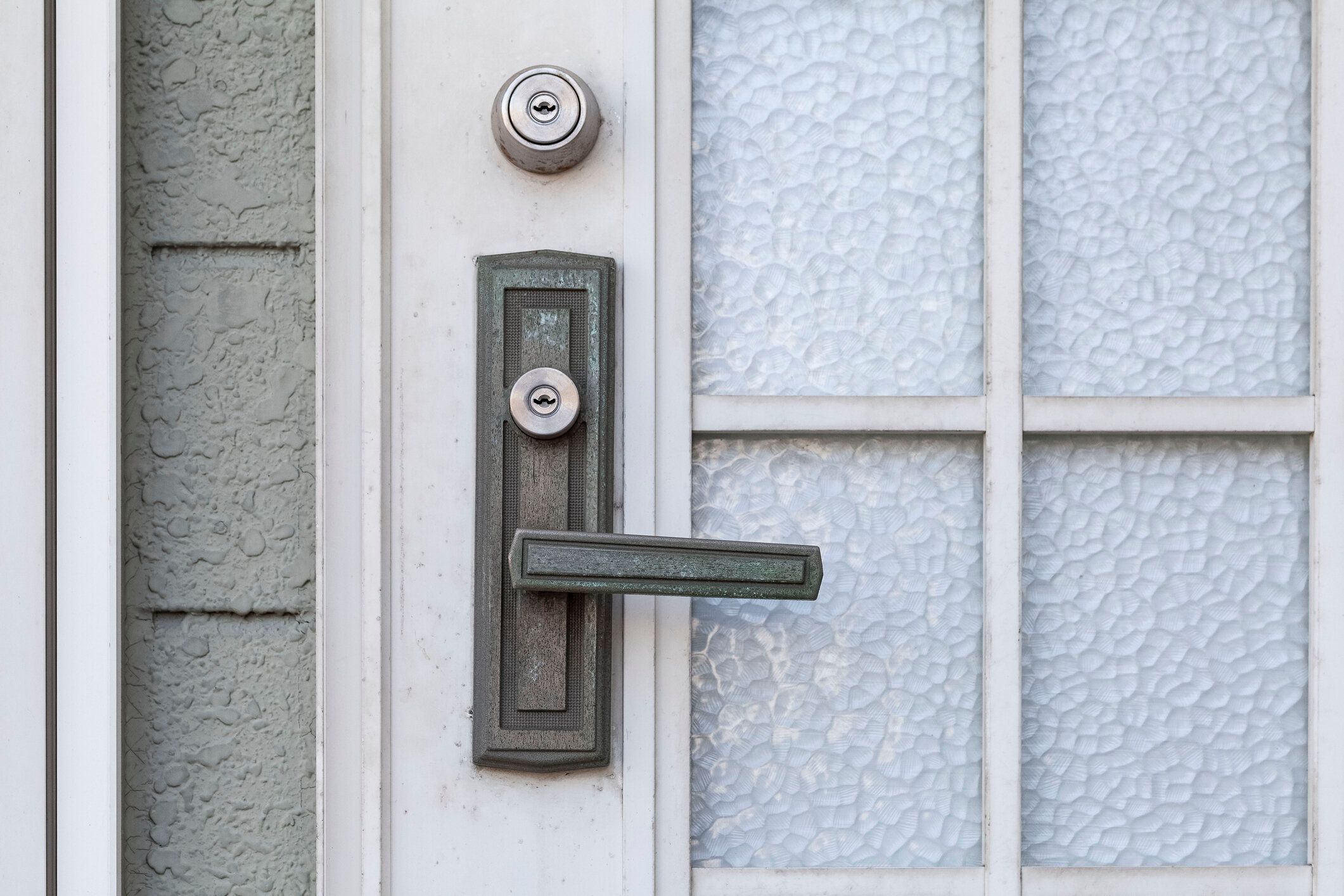 アンティークドアハンドルとホワイトウッドドア