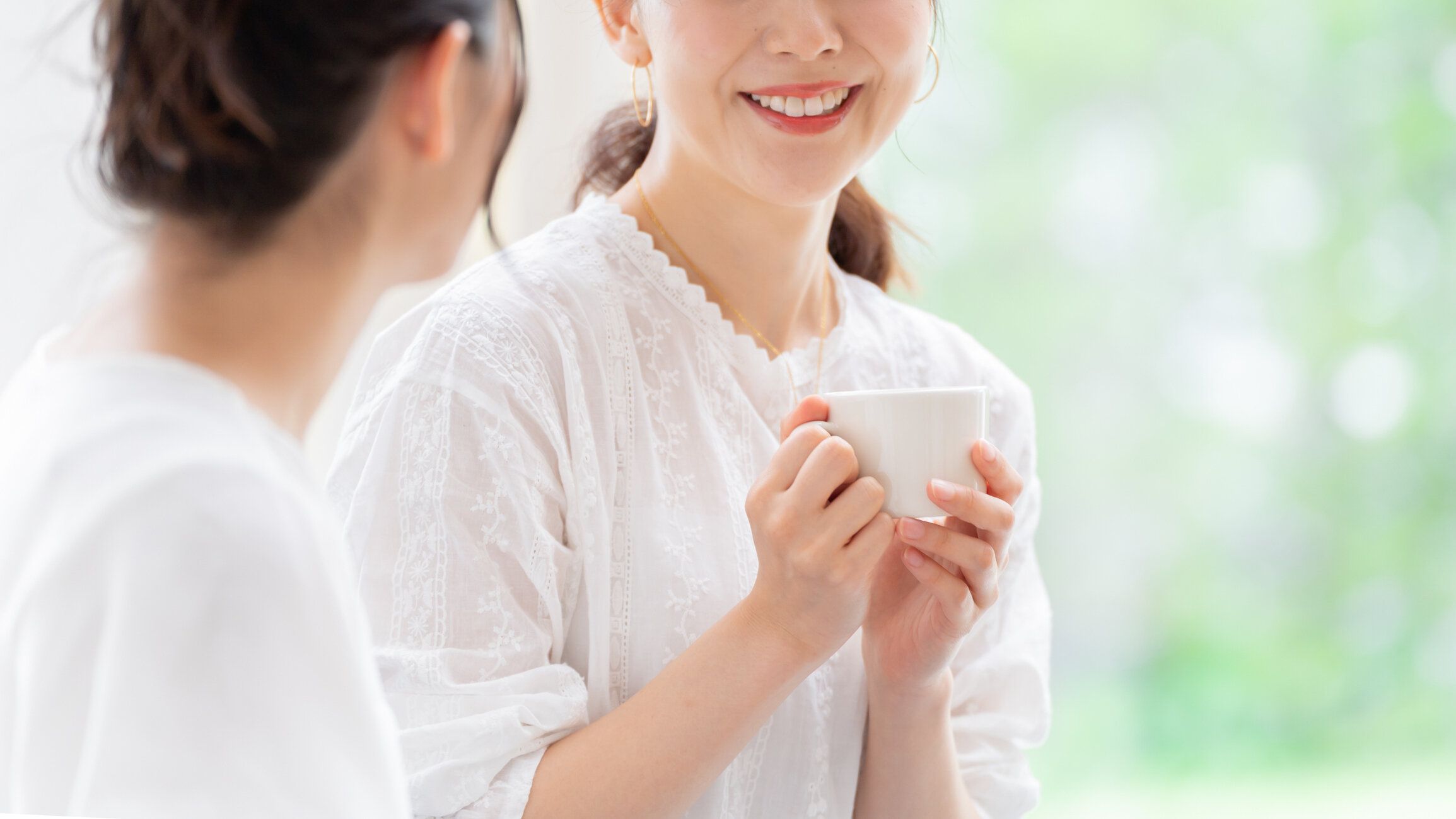 リビングルームで話す魅力的な日本の女性