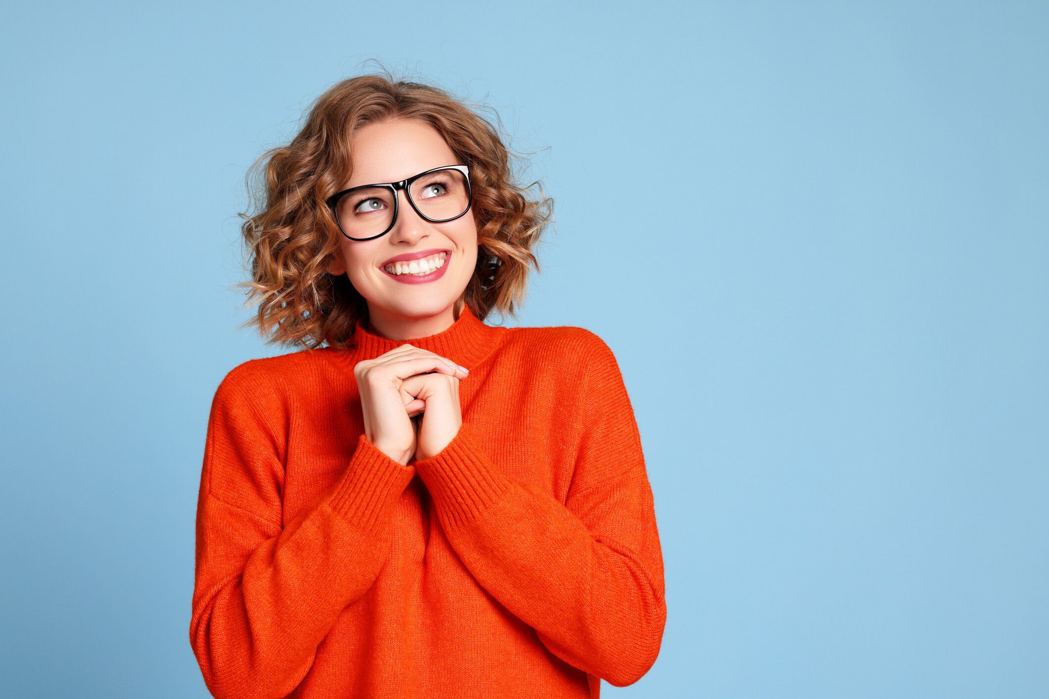 喜んだ若い女性の笑顔と夢