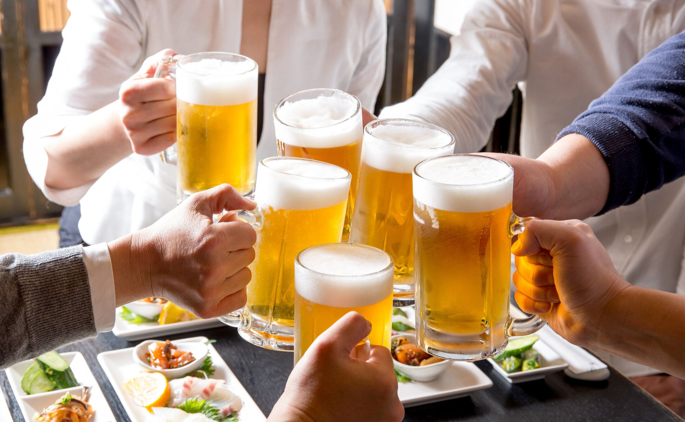 アジアの人々は5人で乾杯