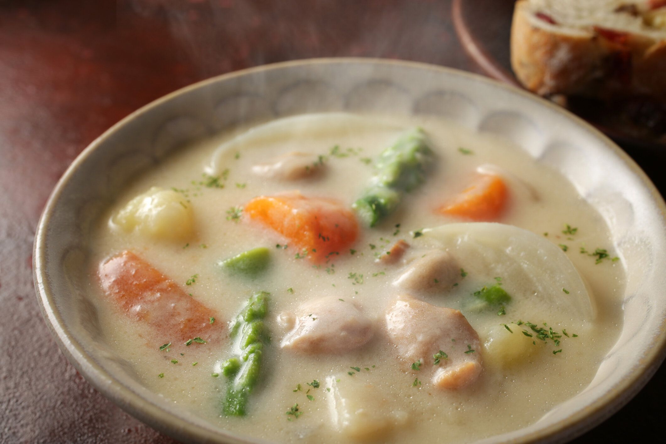 赤褐色の背景のクリームシチュー