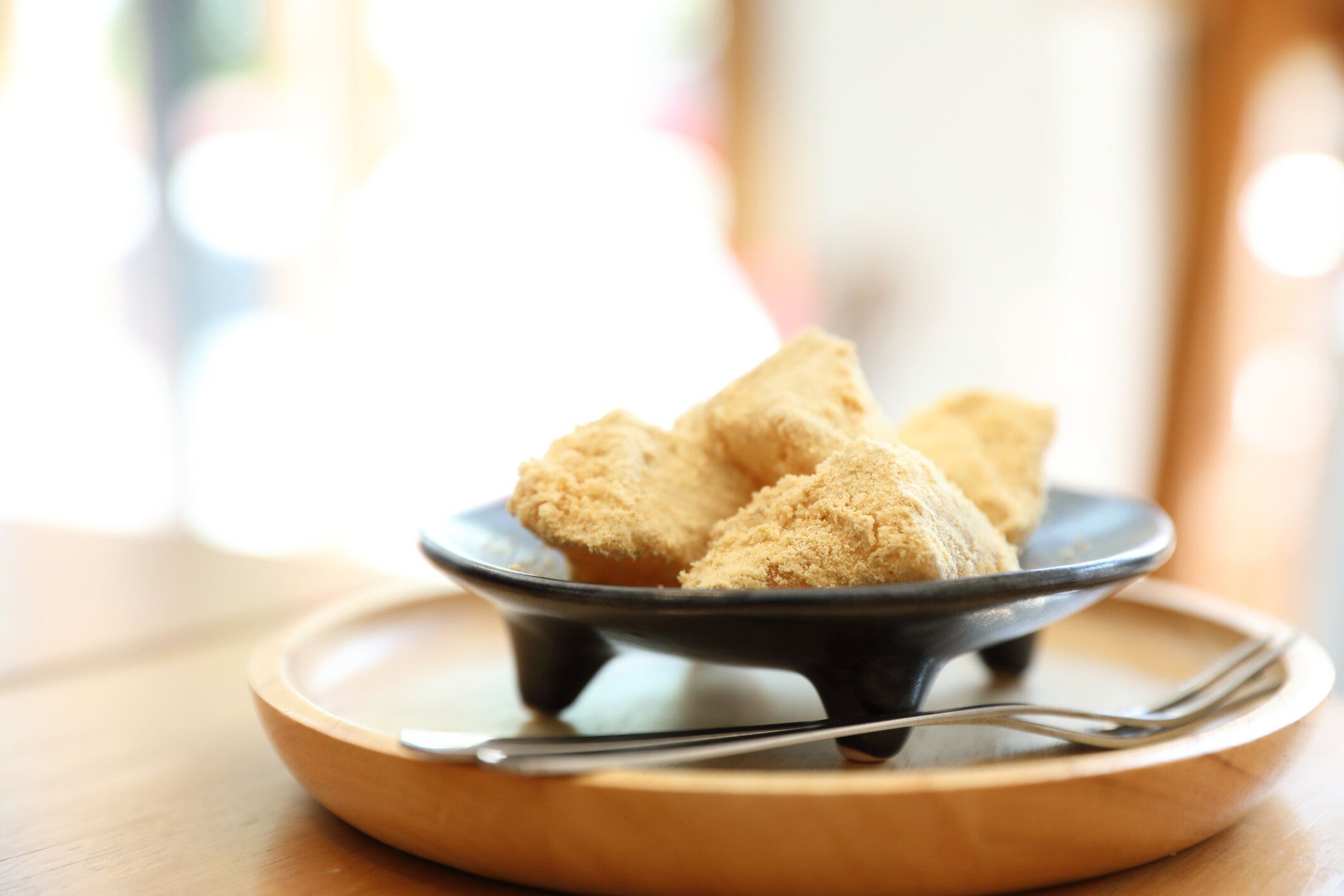 木製のテーブルの上にわらび餅日本のデザート