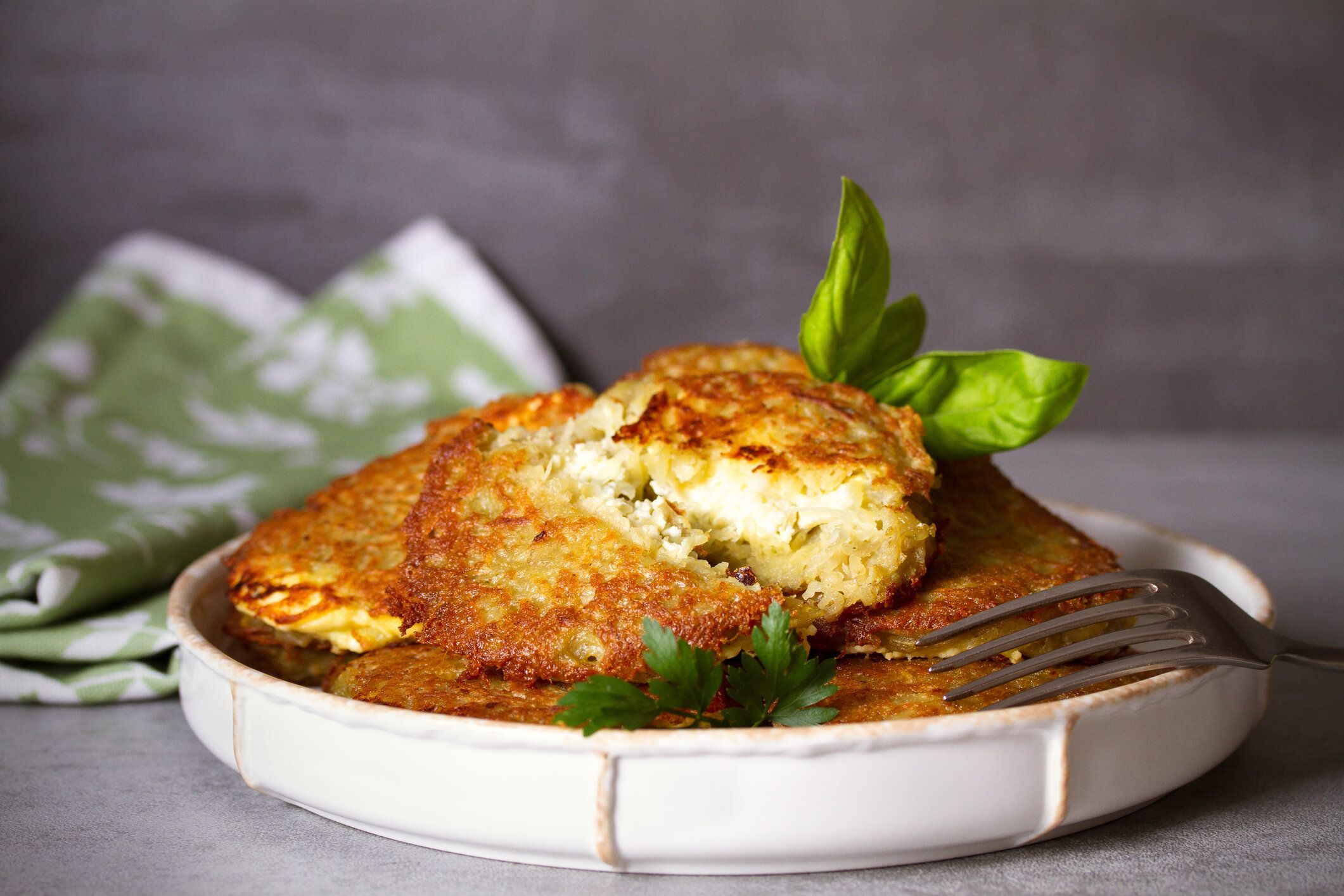 ポテトケーキ。野菜フリッター、ラテ、ハッシュブラウン。野菜パンケーキ