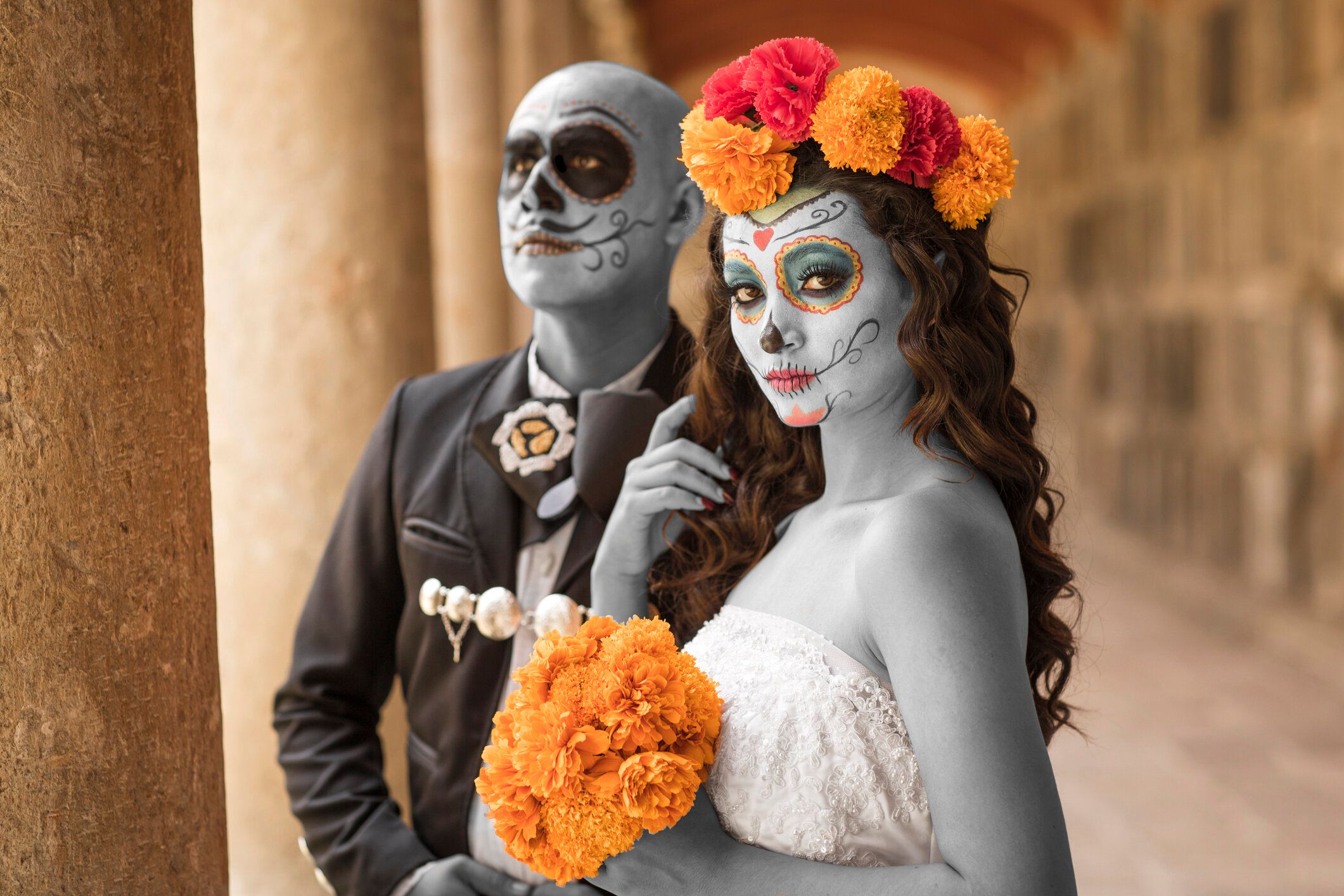 メキシコのグアダラハラの古い墓地でウェディングドレスを着た墓地のカトリンとカトリーナ。